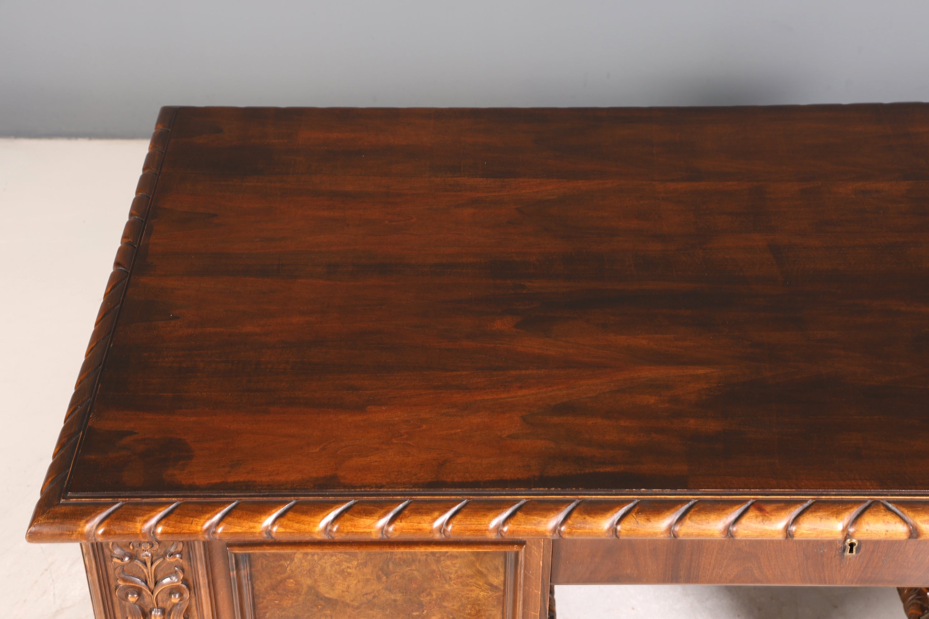 Imposanter Neorenaissance Schreibtisch Herrenzimmer Gründerzeit Bürotisch Antik Office Table
