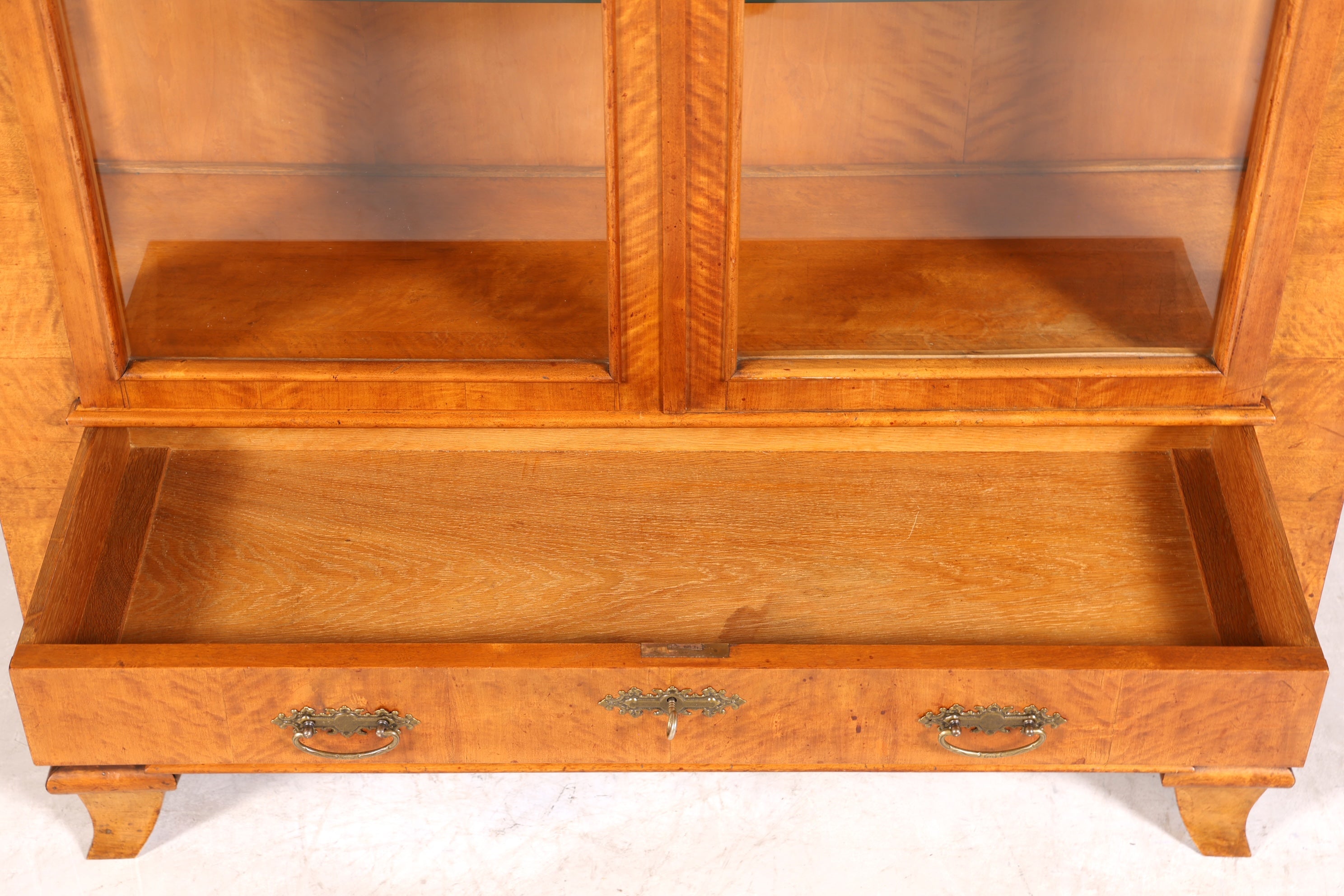Traumhafte Vitrine im Biedermeier Stil Antik Schrank Geschirrschrank Art Deco Regal