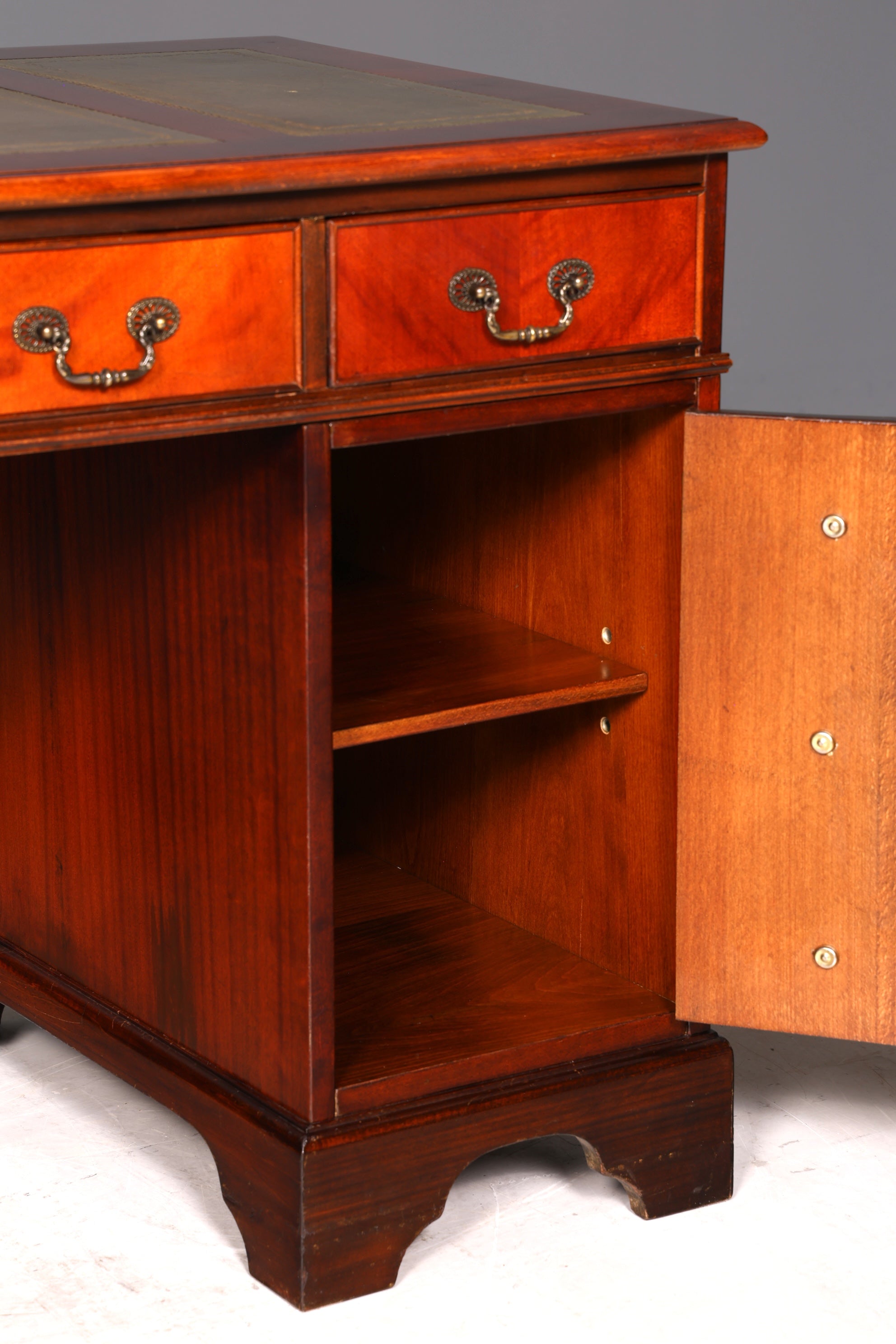 Wunderschöner Englischer Schreibtisch echt Lederauflage Bürotisch Antik Stil Office Desk