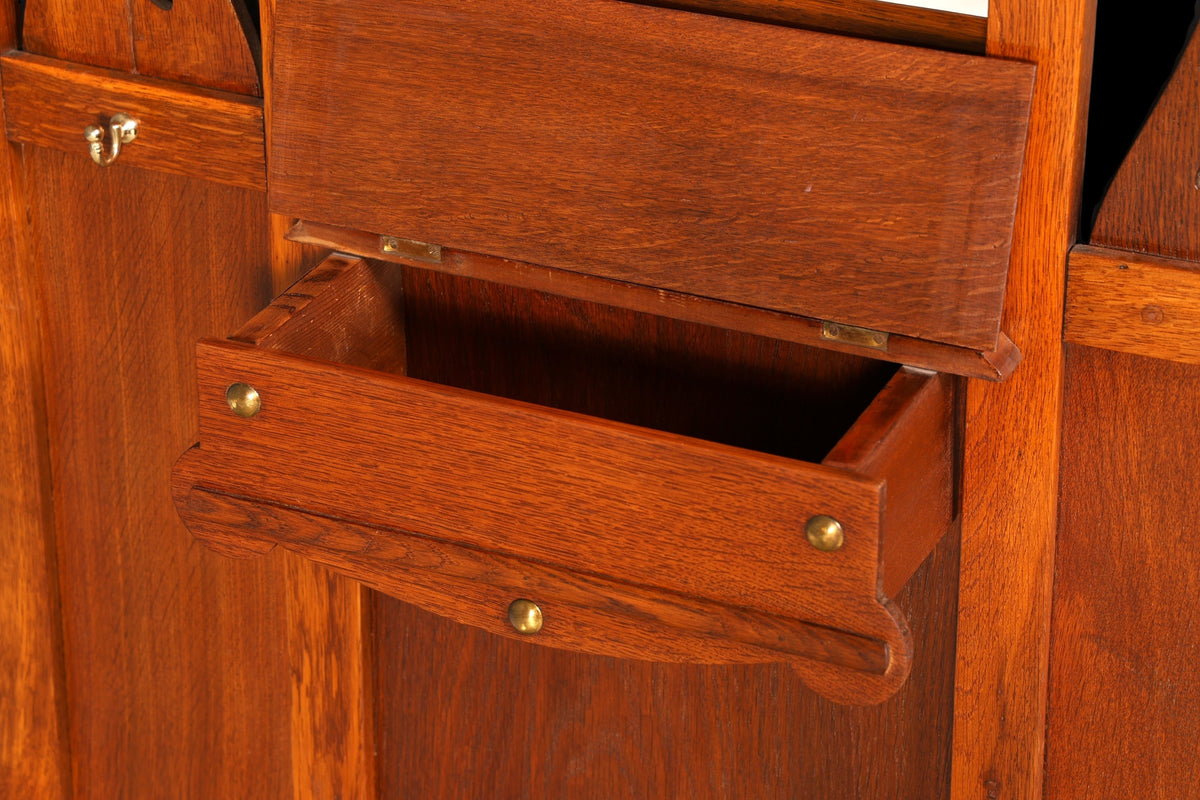 Hauptstadt Möblerei Jugendstil Garderobe aus Echtholz mit offenem Schubfach und Messingdetails im Detail