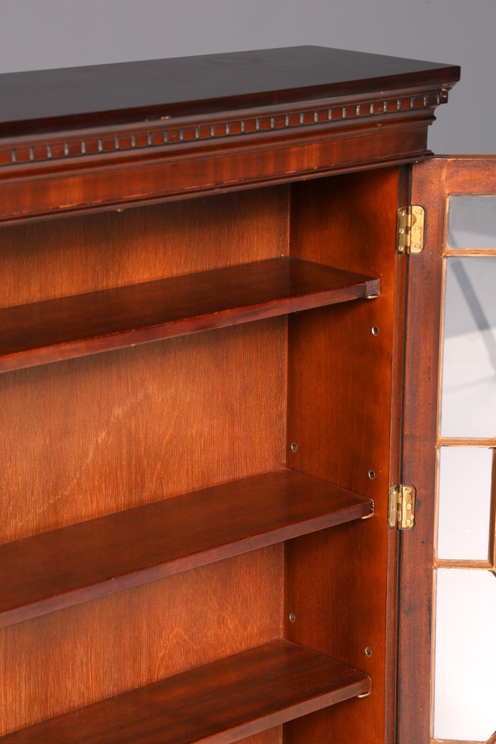 Traumhafte Englische Vitrine Mahagoni Bücherschrank Buffet Antik Stil Glasvitrine Schmal
