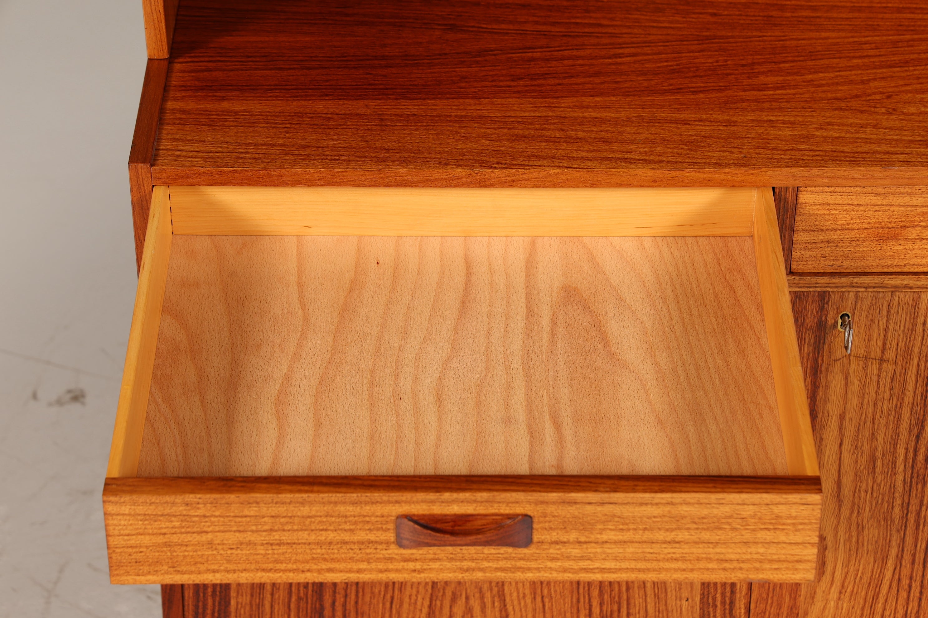 Traumhaftes Mid Century Regal echt Holz Schrank Danish Design Retro Kommode Vintage Bücherregal 60er Jahre 2 von 3