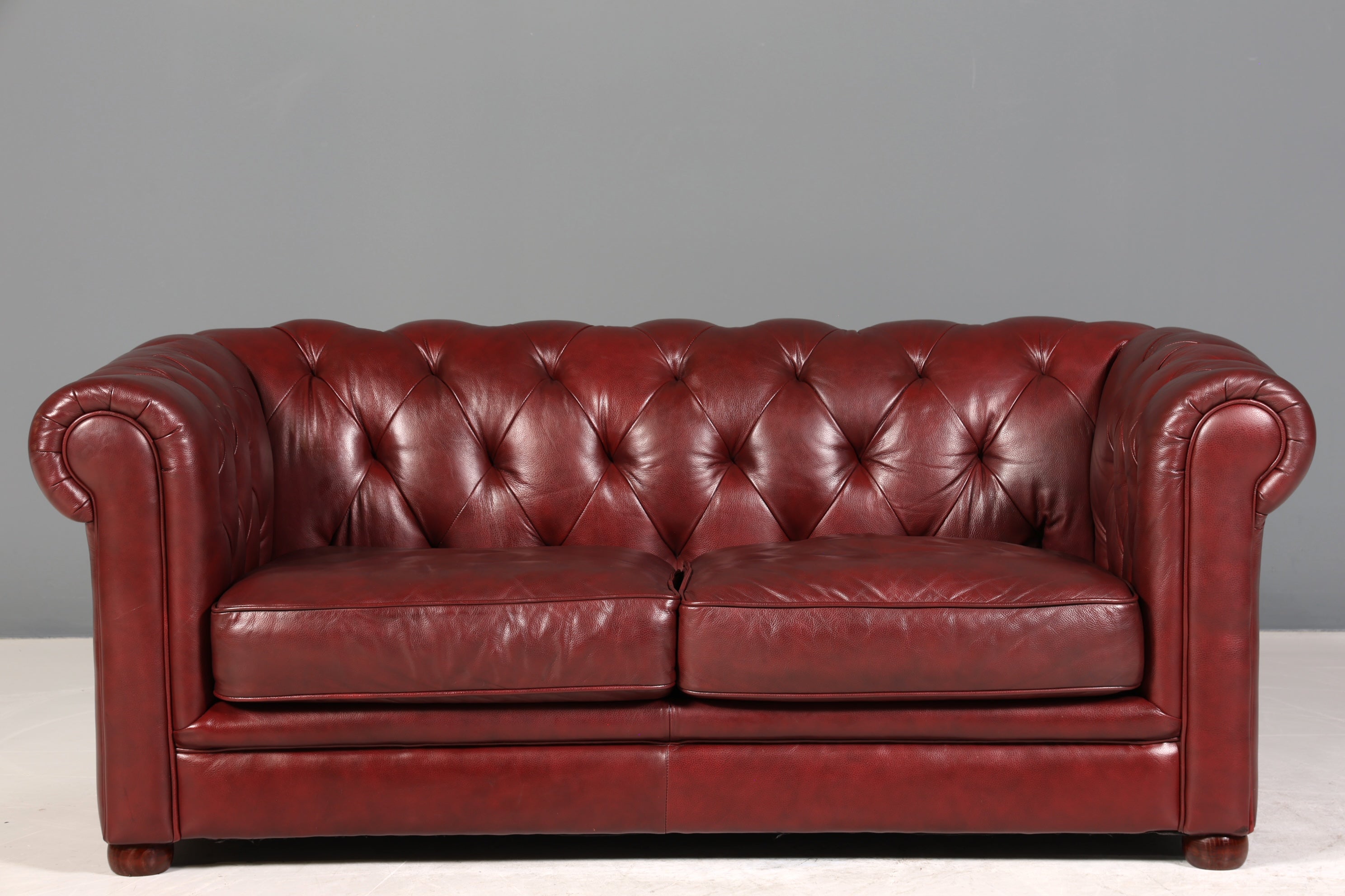 Wunderschönes Original Chesterfield Sofa 2,5-Sitzer Couch Oxblood England Polstersofa