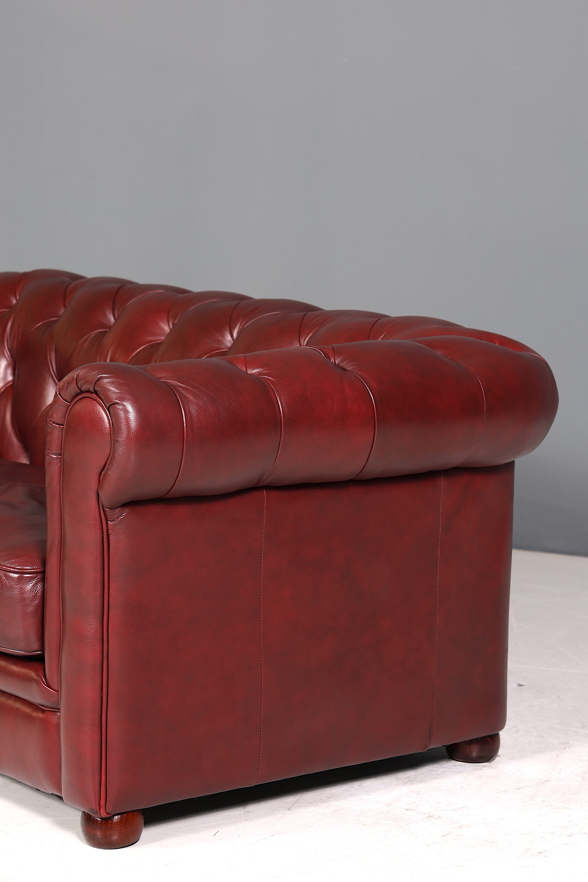 Wunderschönes Original Chesterfield Sofa 2,5-Sitzer Couch Oxblood England Polstersofa