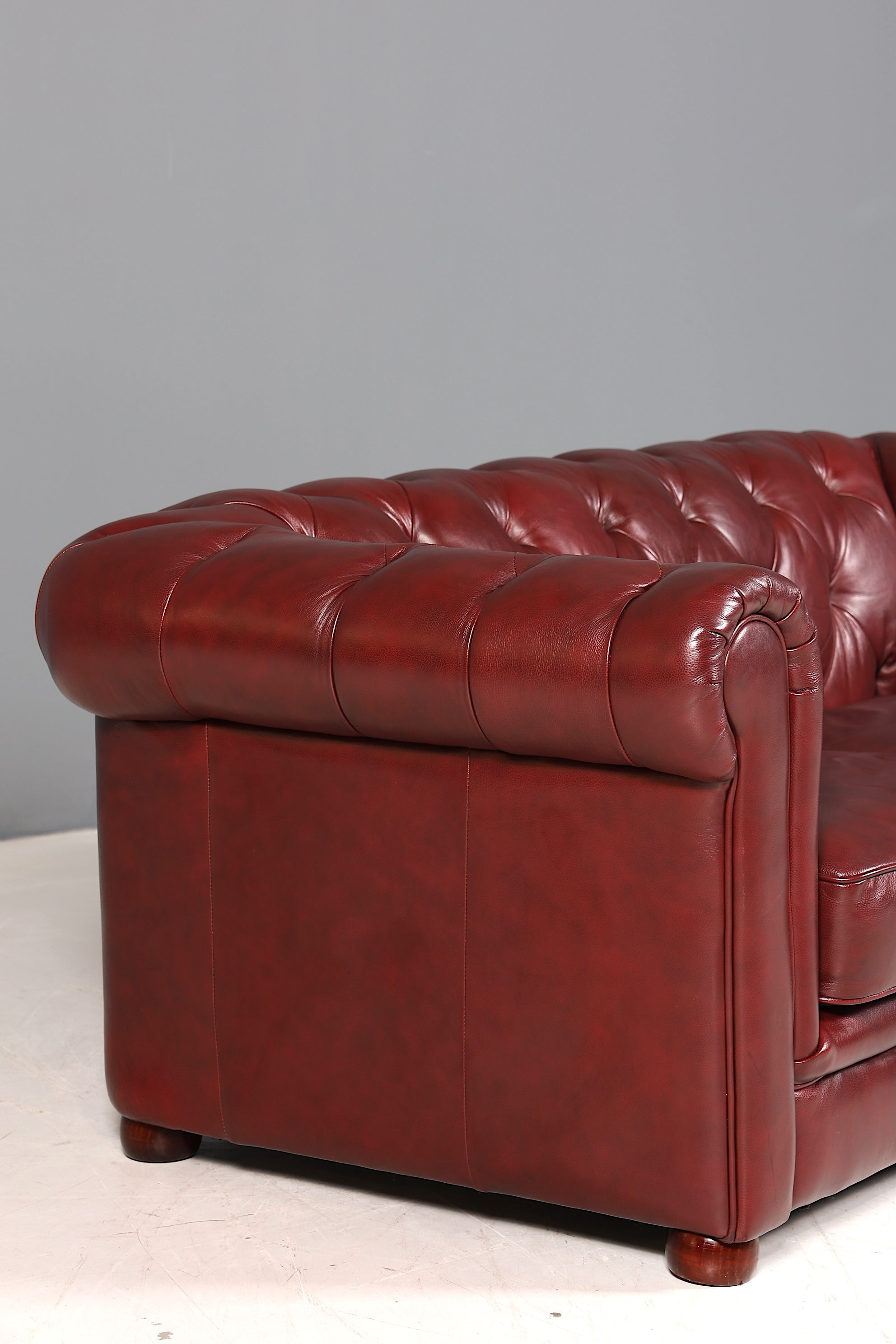 Wunderschönes Original Chesterfield Sofa 2,5-Sitzer Couch Oxblood England Polstersofa