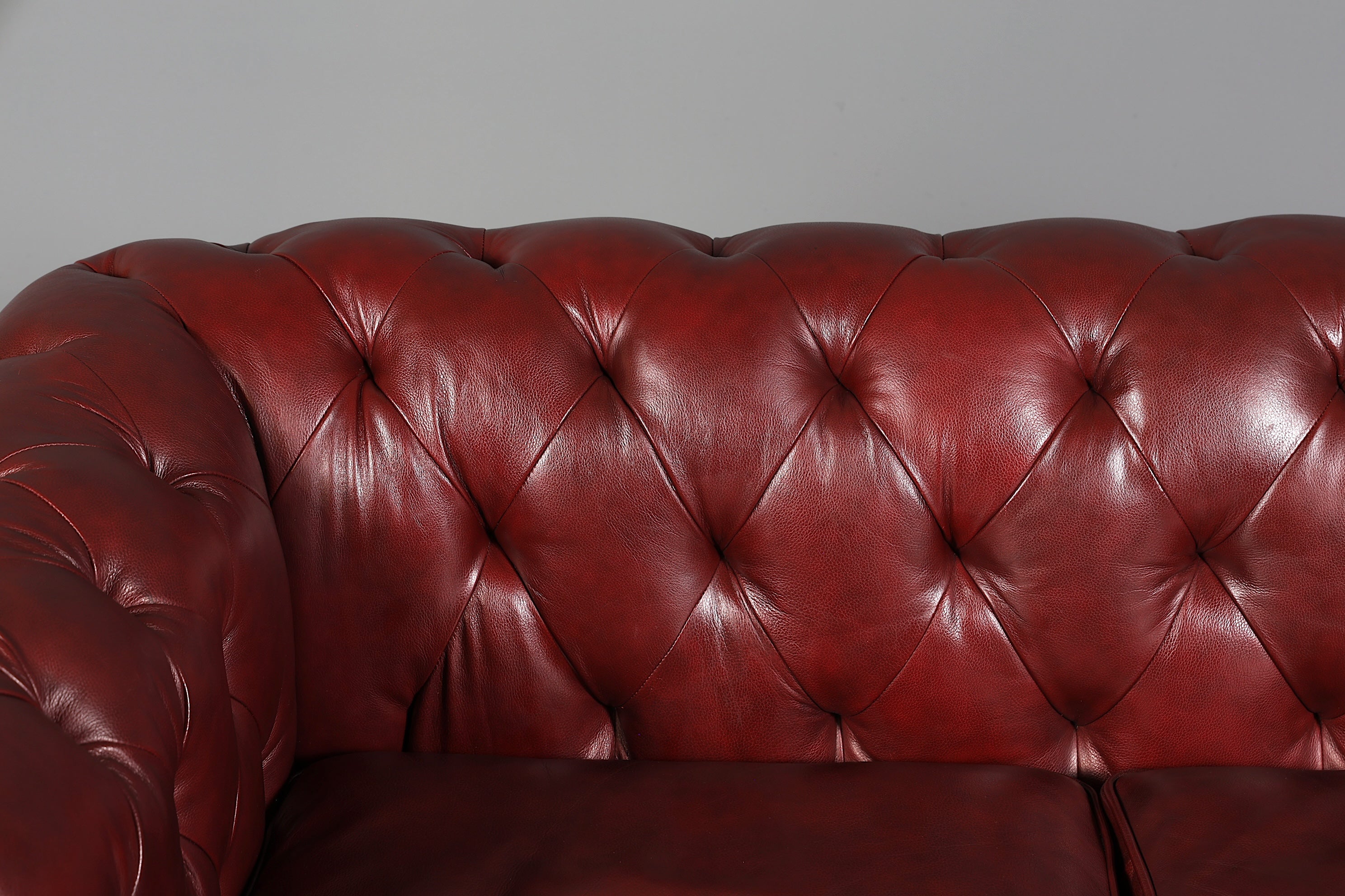 Wunderschönes Original Chesterfield Sofa 2,5-Sitzer Couch Oxblood England Polstersofa