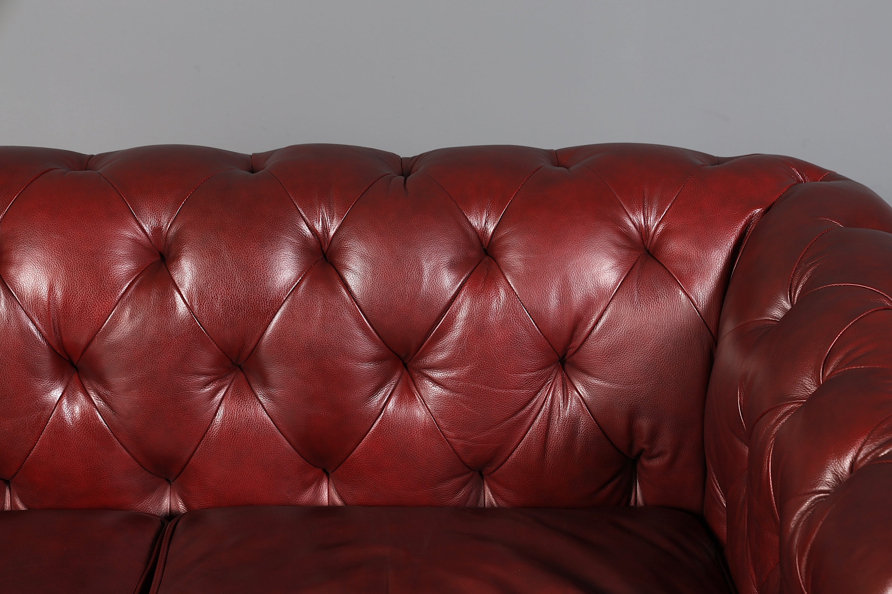 Wunderschönes Original Chesterfield Sofa 2,5-Sitzer Couch Oxblood England Polstersofa