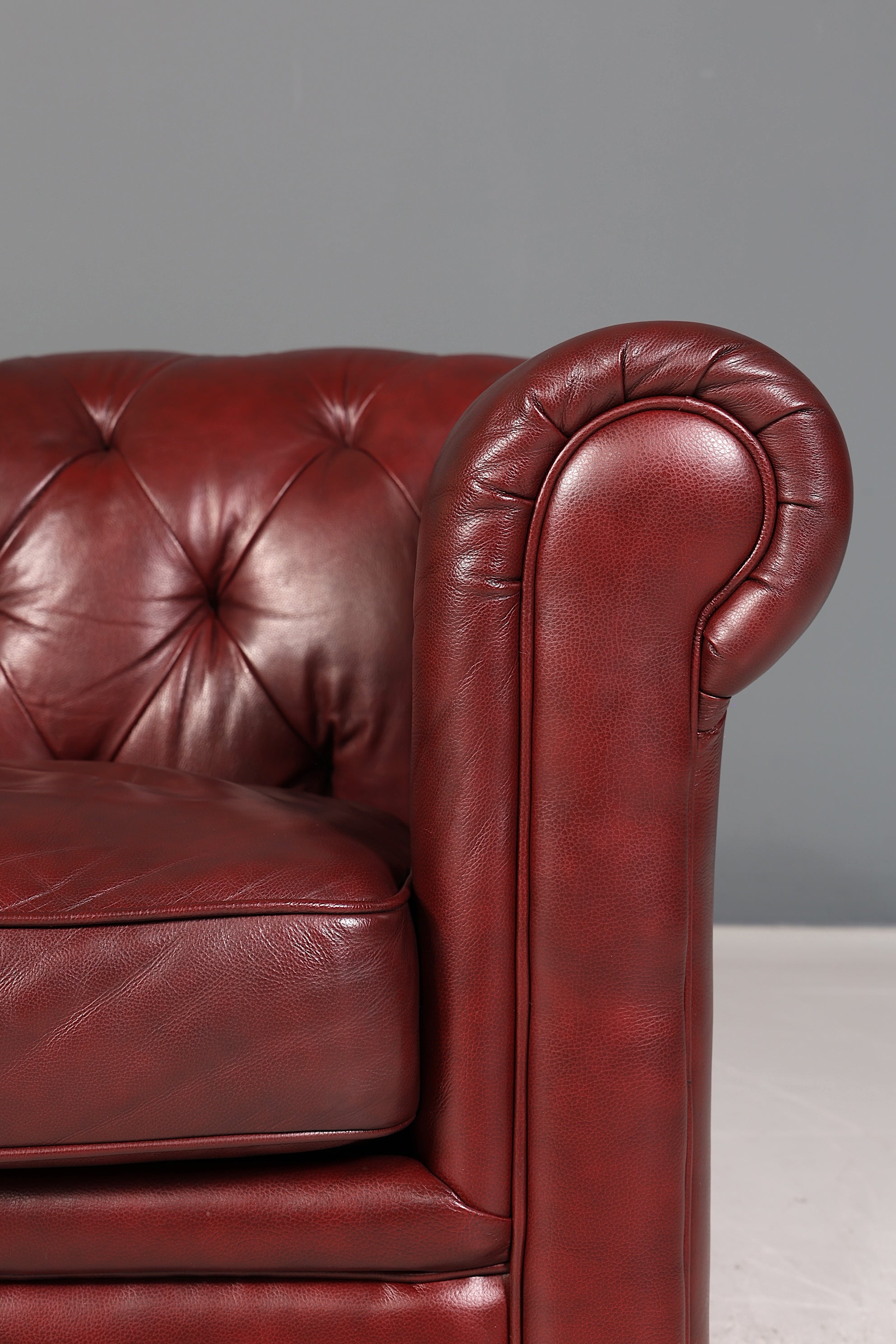 Wunderschönes Original Chesterfield Sofa 2,5-Sitzer Couch Oxblood England Polstersofa