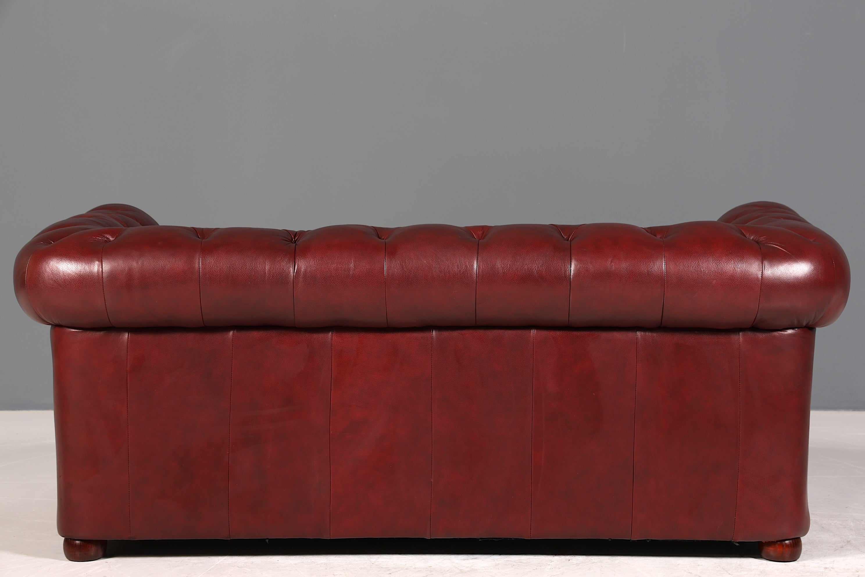 Wunderschönes Original Chesterfield Sofa 2,5-Sitzer Couch Oxblood England Polstersofa