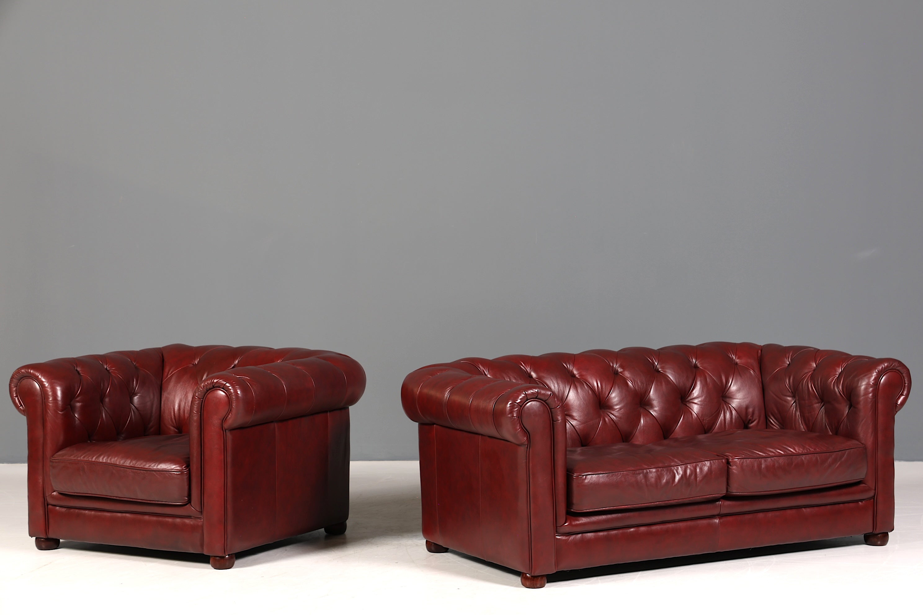 Wunderschönes Original Chesterfield Sofa 2,5-Sitzer Couch Oxblood England Polstersofa