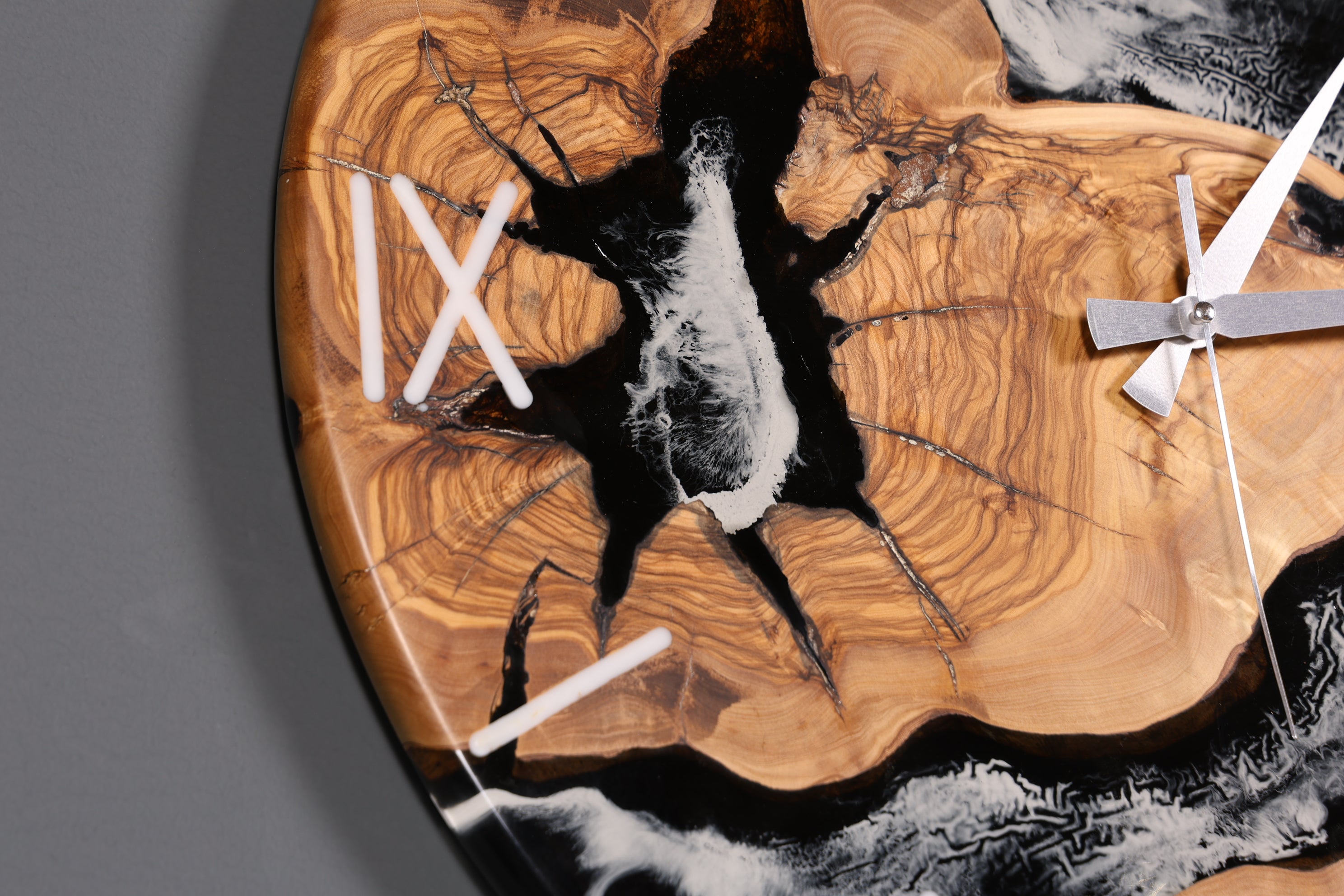 Beeindruckende Handgefertigte XXL Epoxidharz Uhr Olivenbaum Wanduhr Epoxy Analog Uhr