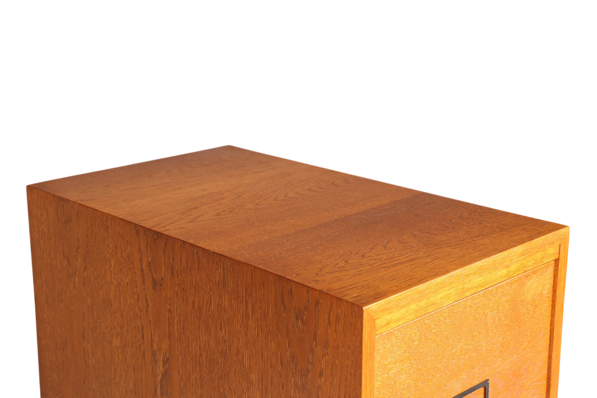 Hauptstadt Möblerei Mid Century Aktenschrank aus massivem Holz mit schöner Maserung und Bauhaus-Design
