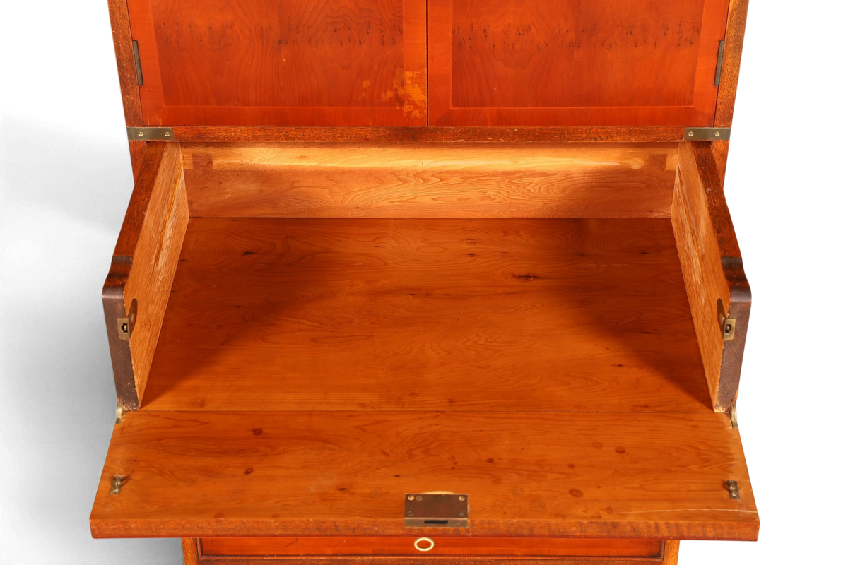 Hauptstadt Möblerei Vertiko Sekretär aus Echtholz im Military-Chest-Stil mit ausgeklappter Schreibfläche