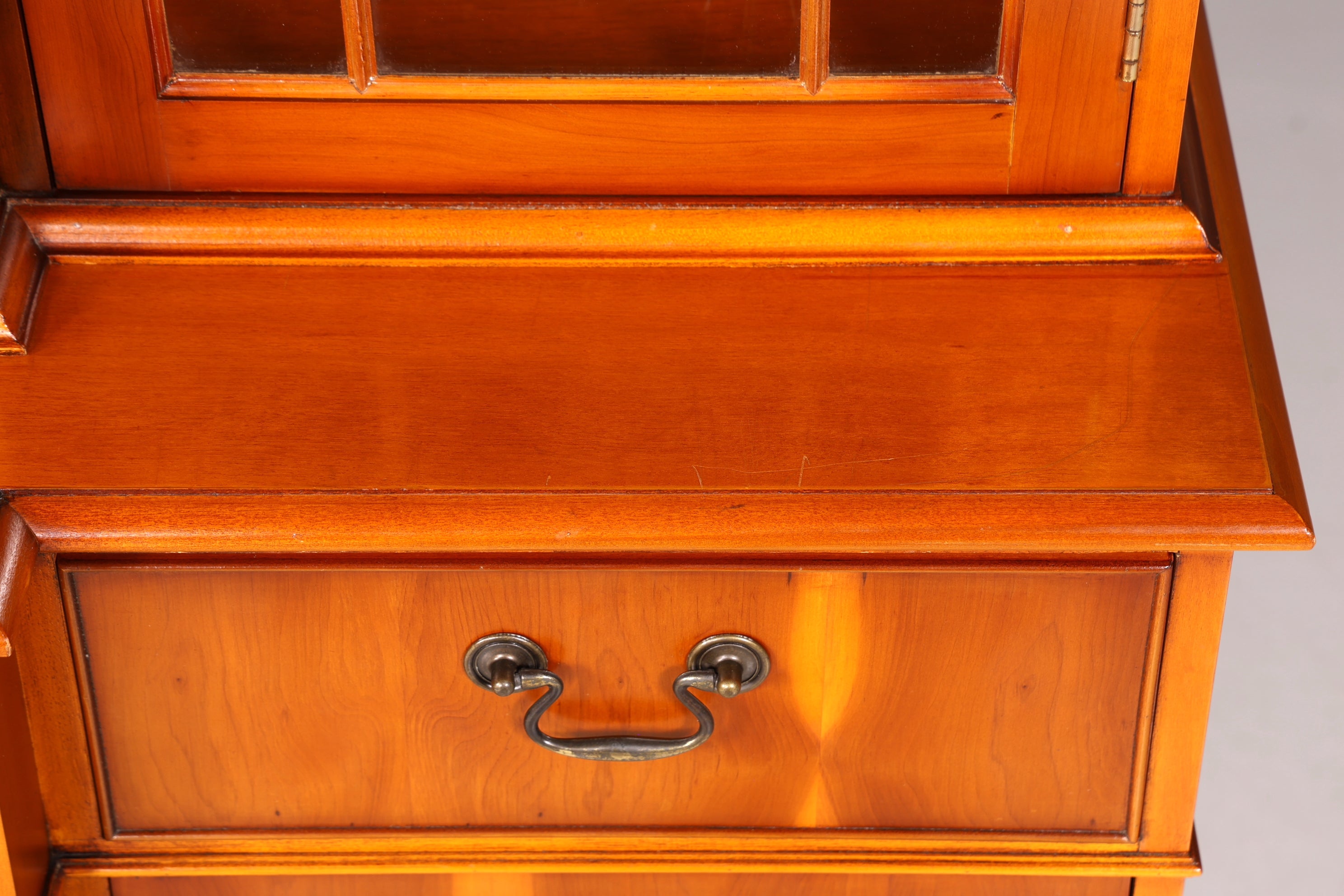 Edle Englische Vitrine Bücherschrank Buffet Antik Stil Englisch Eibe Glasvitrine Bibliothek