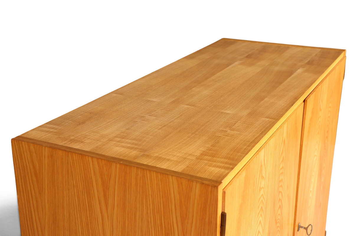 Hauptstadt Möblerei Hellerau Schrank Modell 427 aus hellem Eschenholz mit markanter Maserung im Mid-Century-Design