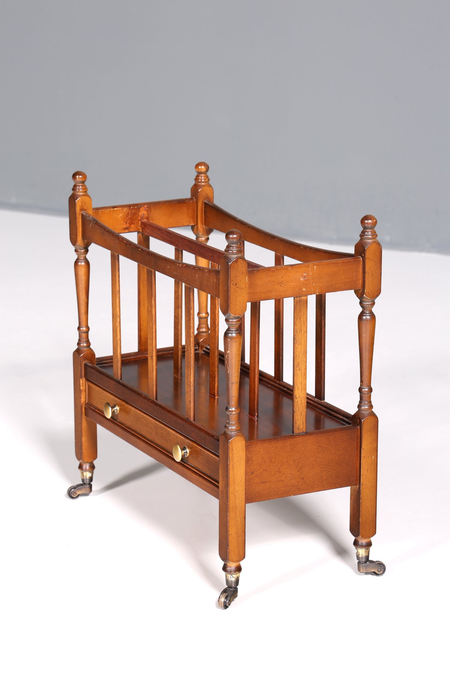 Wunderschöner Englischer Zeitungsständer Magazin Rack Antik 60s Ablage Buchablage