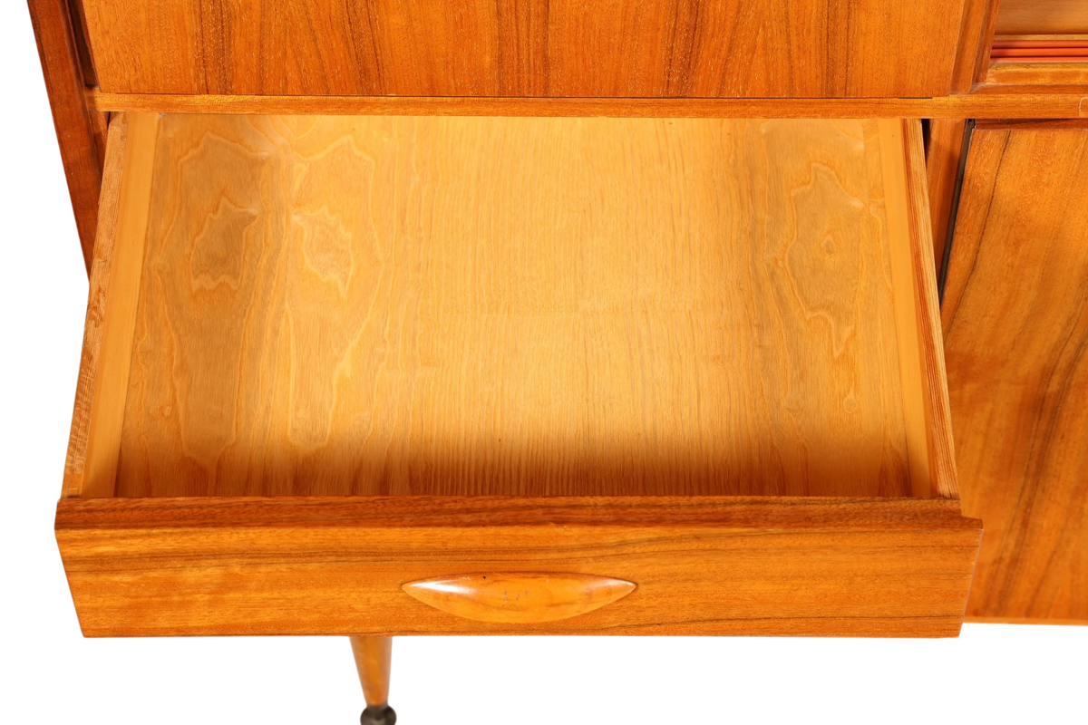 Hauptstadt Möblerei Mid Century Highboard aus Holz mit ausgezogener Schublade und markantem Griff