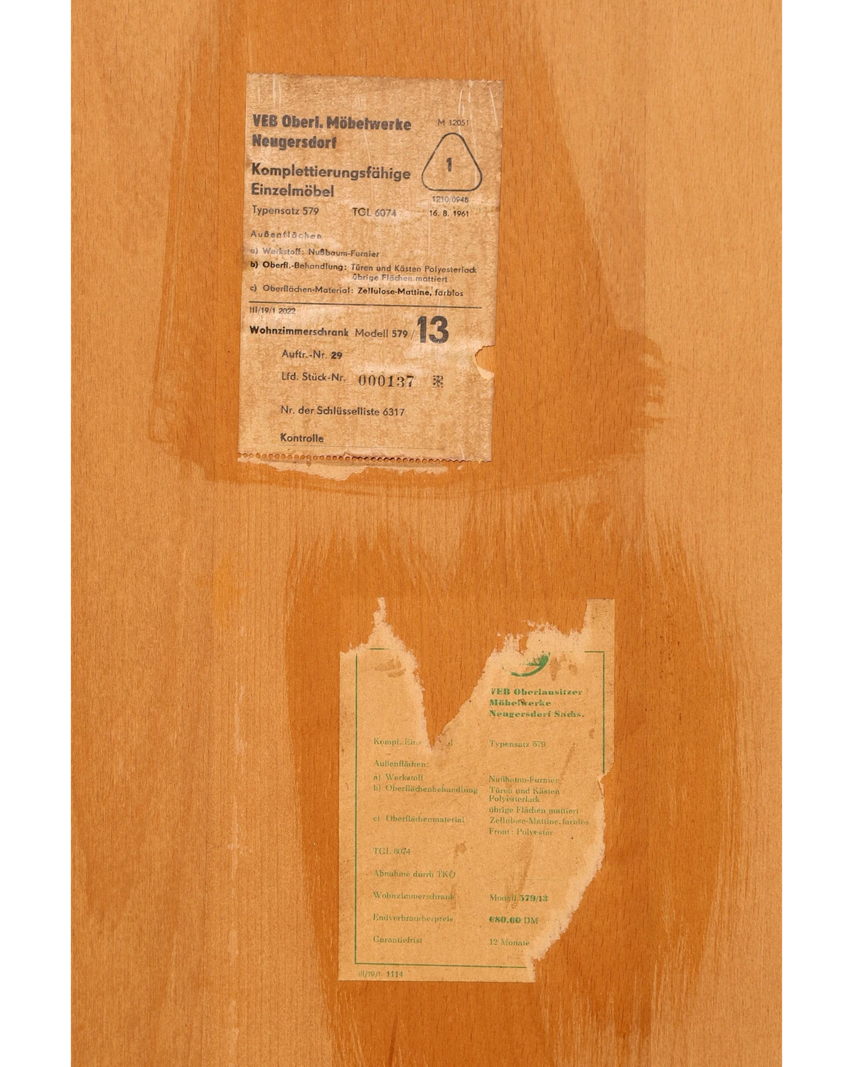 Hauptstadt Möblerei Original-Typenschilder eines Mid-Century-Highboards der VEB Oberlausitzer Möbelwerke von 1961
