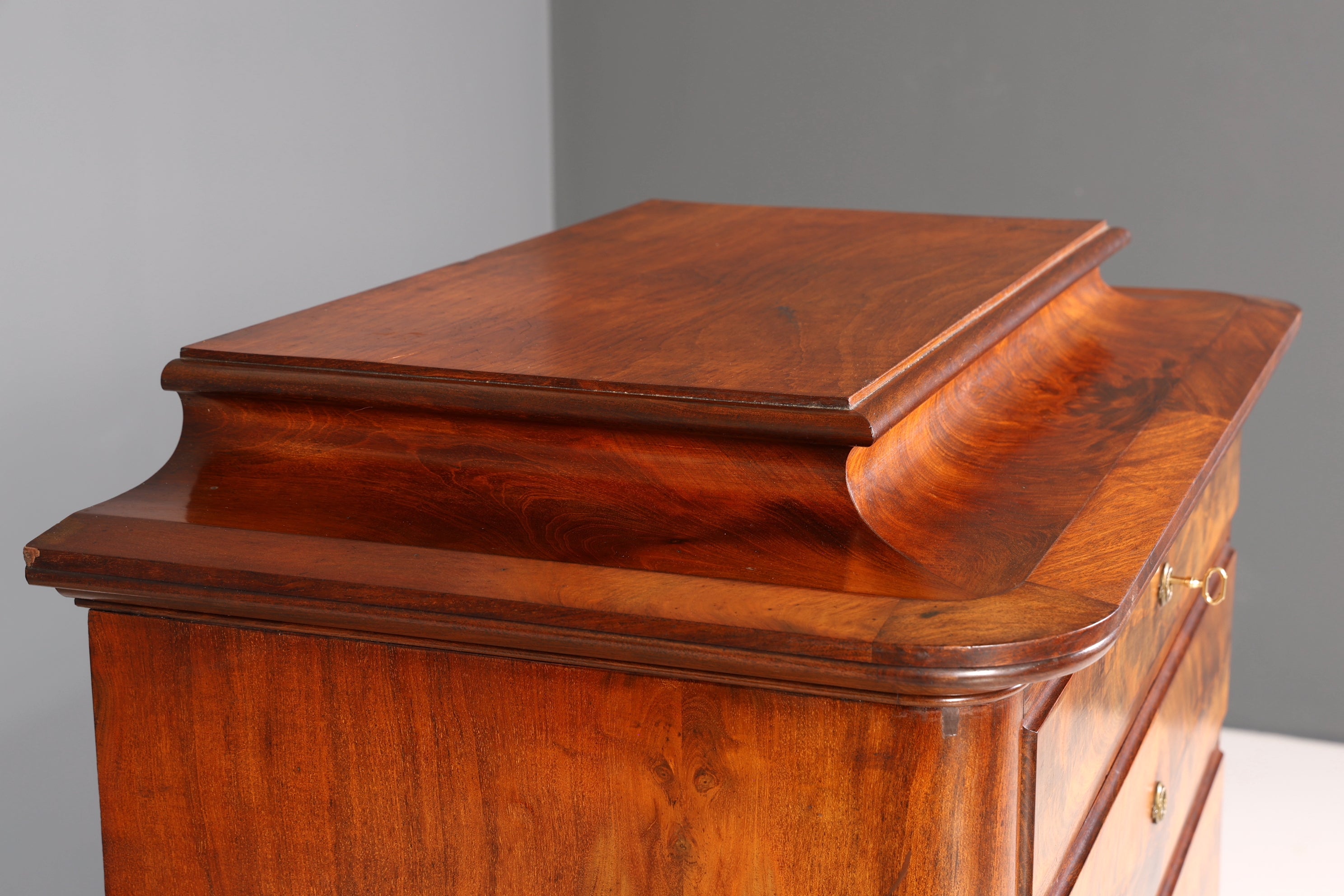Wunderschöne Louis Philippe Chiffoniere um 1880 Gründerzeit Nussbaum Vertiko Schrank Semainier