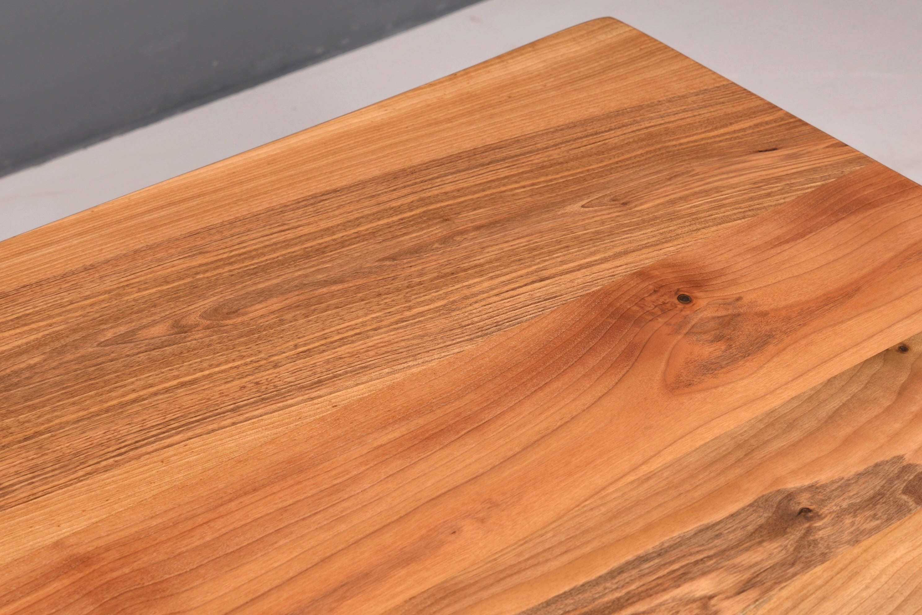 Traumhafter Nussbaum Tisch 220cm-95cm Esszimmer Tisch Baumkanten Platte massiv Holz Küchentisch