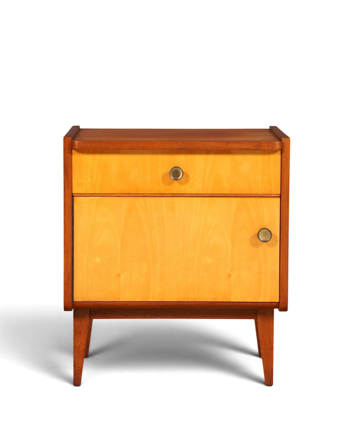 Hauptstadt Möblerei Mid Century Nachttisch aus Holz im Danish Design mit Schublade, Türfach und Messingknöpfen