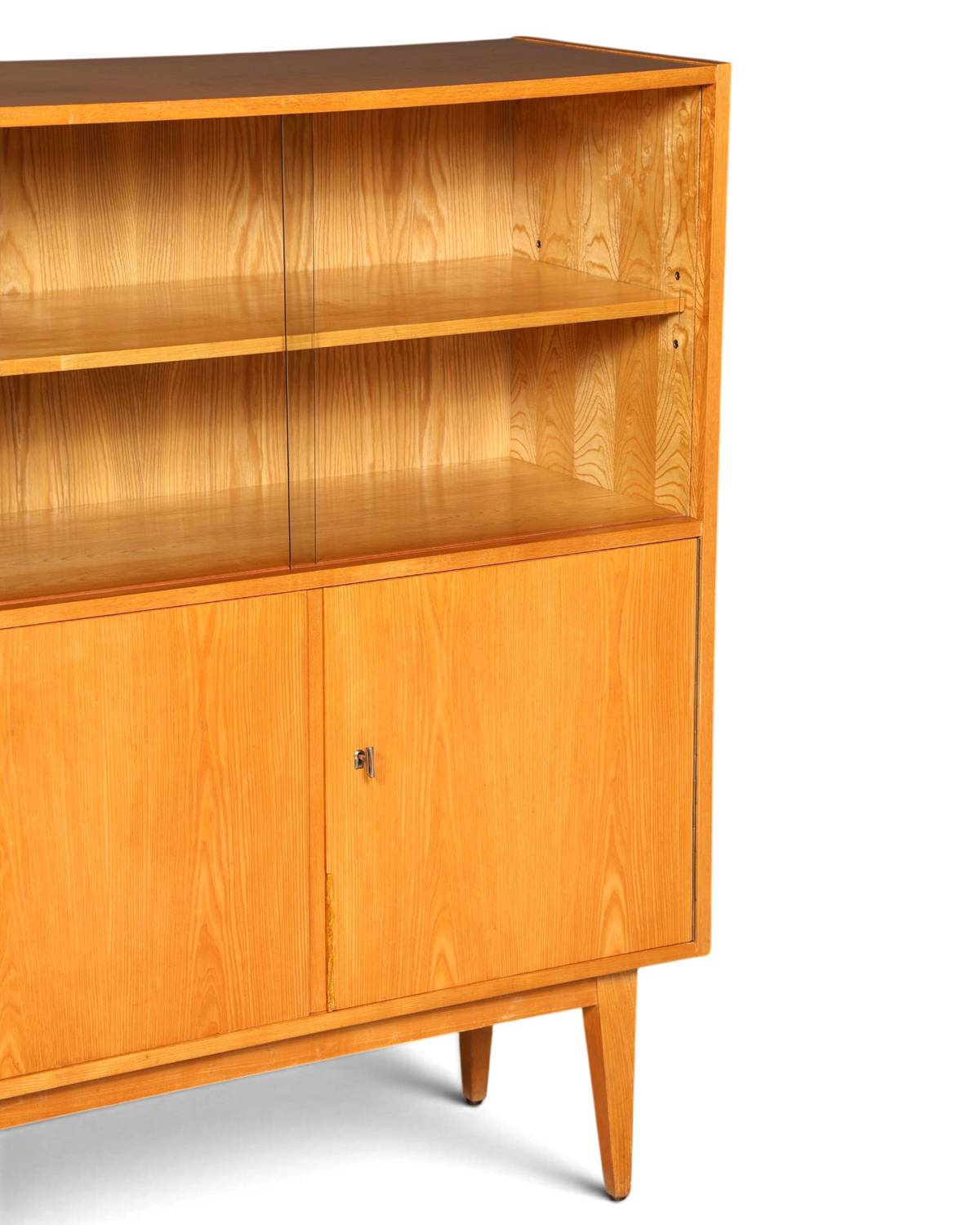 Hauptstadt Möblerei Hellerau Schrank Modell 602 von Franz Ehrlich aus hellem Holz mit Glasschiebetüren im Mid Century Stil