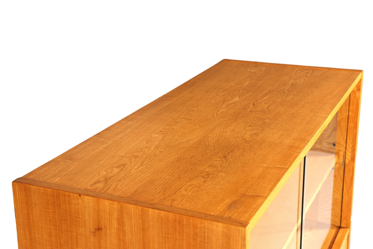 Hauptstadt Möblerei Hellerau Schrank Modell 602 aus Echtholz mit Glasschiebetüren im Mid Century Design