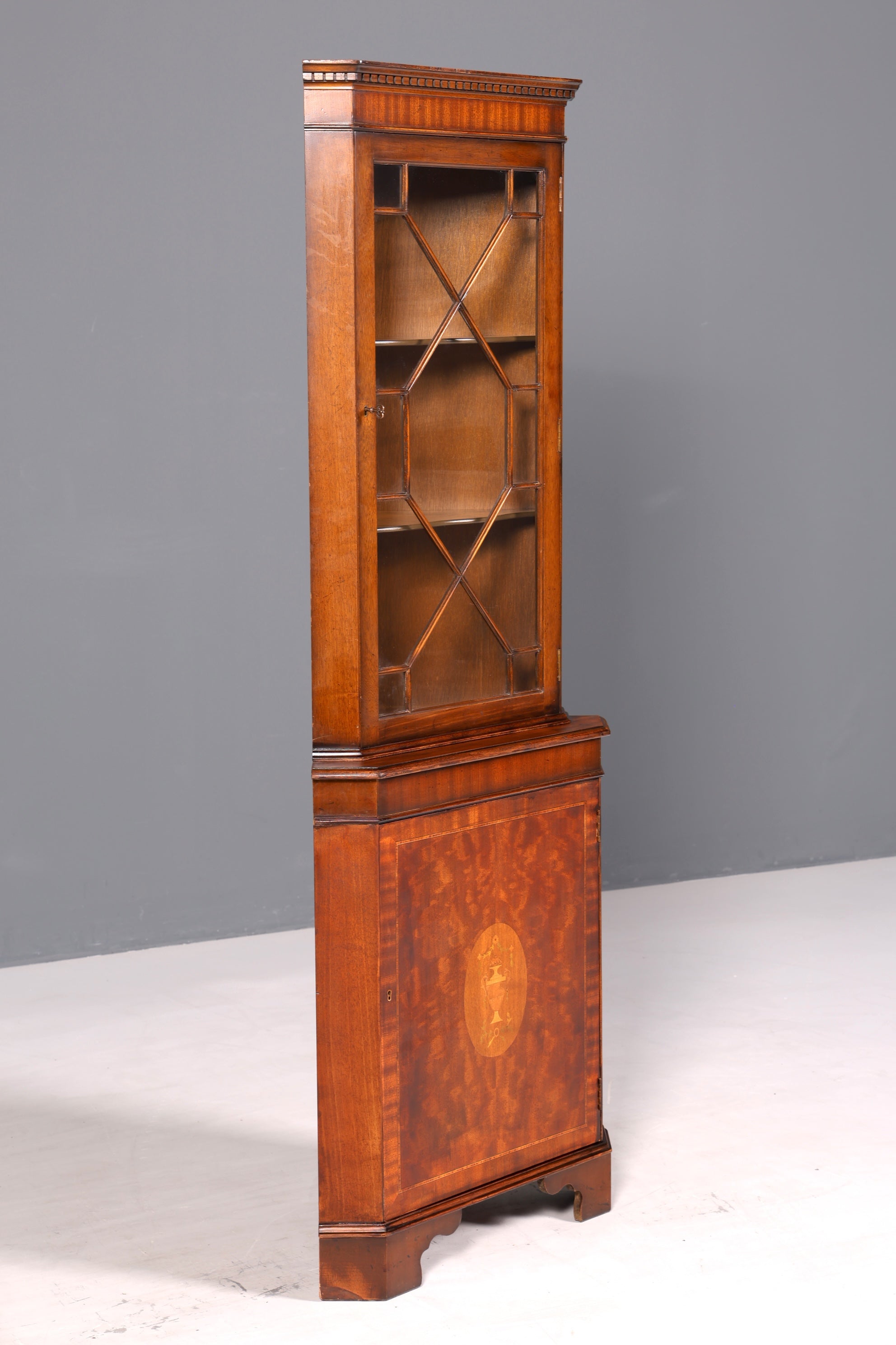 Wunderschöne Englische Eckvitrine Antik 60s echt Holz Schrank Eckschrank Glasvitrine