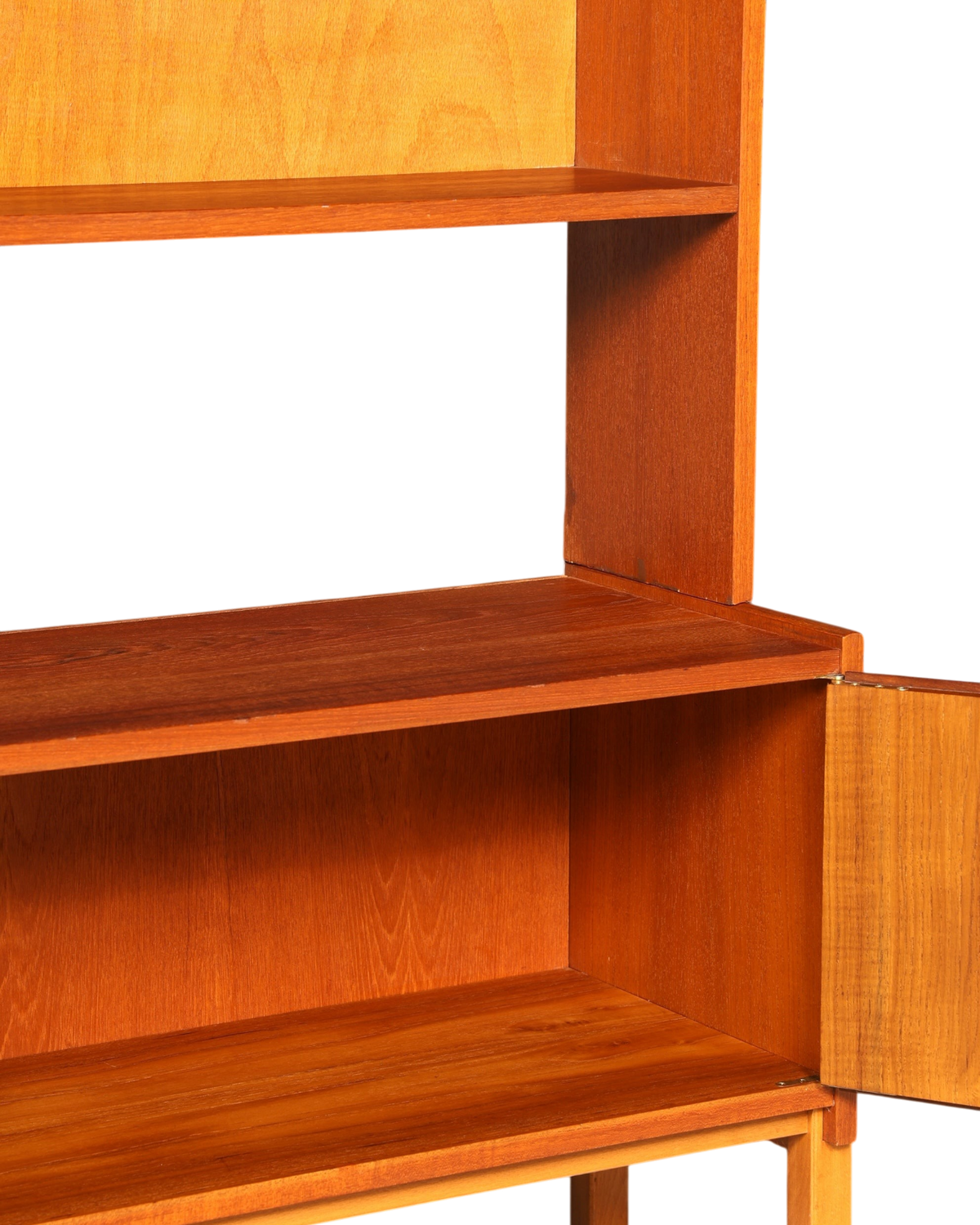 Hauptstadt Möblerei Mid Century Regal aus massivem Holz im Danish Design mit offener Ablage und Schrankfach