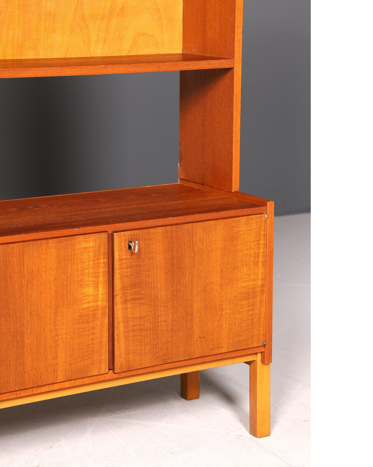Hauptstadt Möblerei Mid Century Regal aus massivem Holz im Danish Design mit Schranktüren und Schlüssel