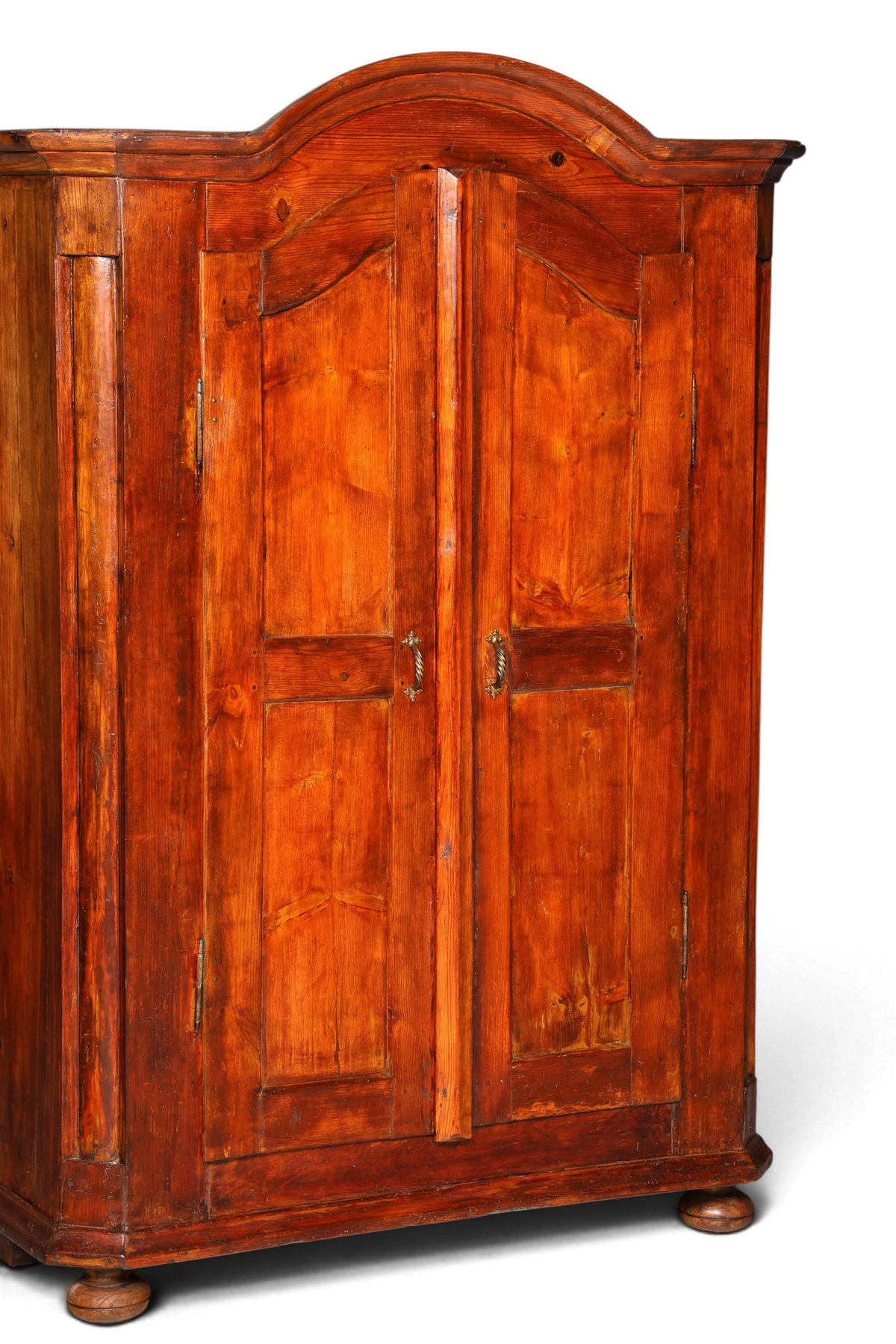 Hauptstadt Möblerei antiker Bauernschrank im Barockstil aus Massivholz mit geschwungenem Giebel und warmer Patina