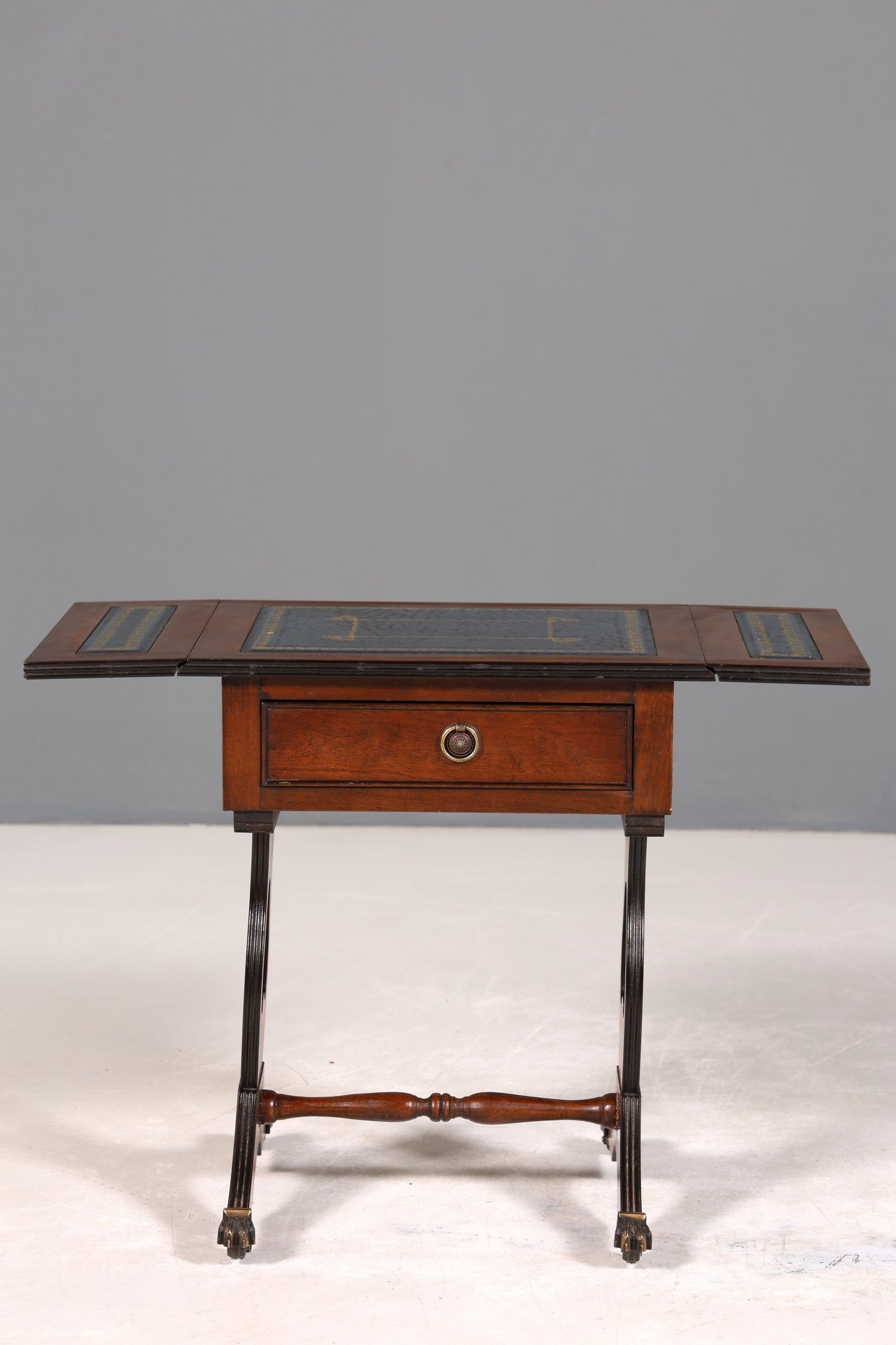 Wunderschöner Englischer Tisch Mahagoni Klapptisch Beistelltisch Englisch echt Leder Antik 60s Ablage