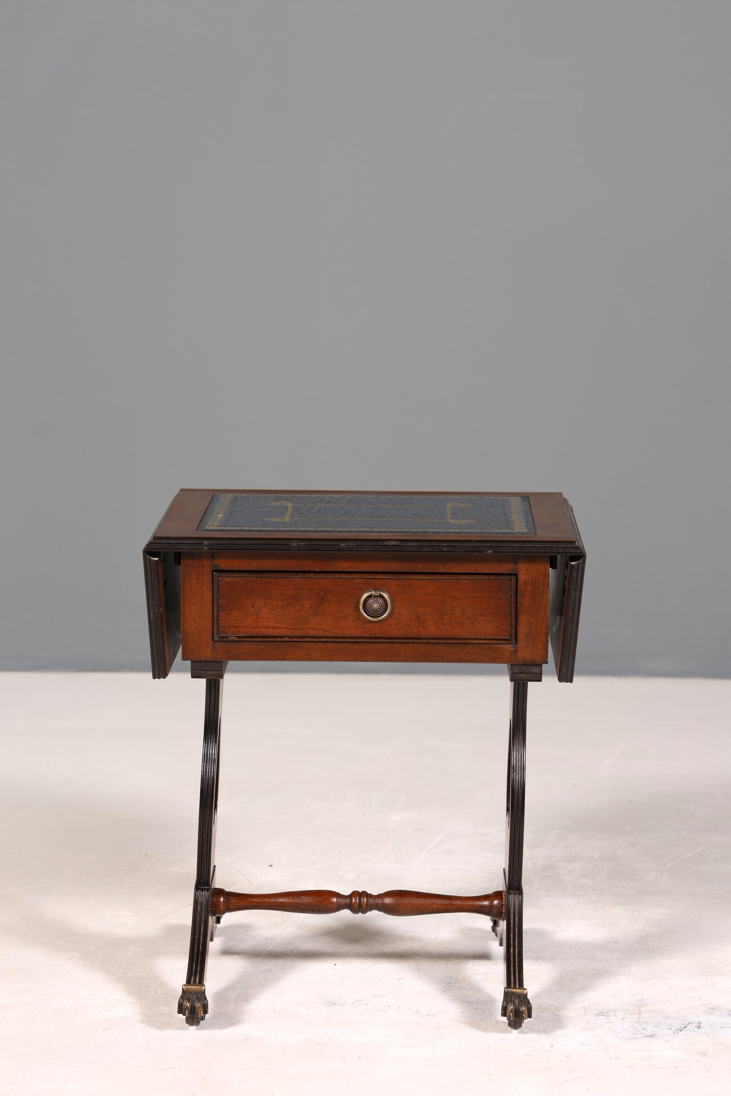 Wunderschöner Englischer Tisch Mahagoni Klapptisch Beistelltisch Englisch echt Leder Antik 60s Ablage