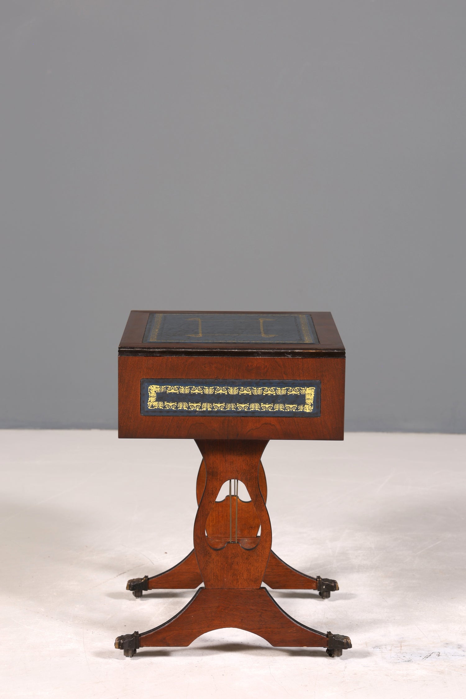 Wunderschöner Englischer Tisch Mahagoni Klapptisch Beistelltisch Englisch echt Leder Antik 60s Ablage