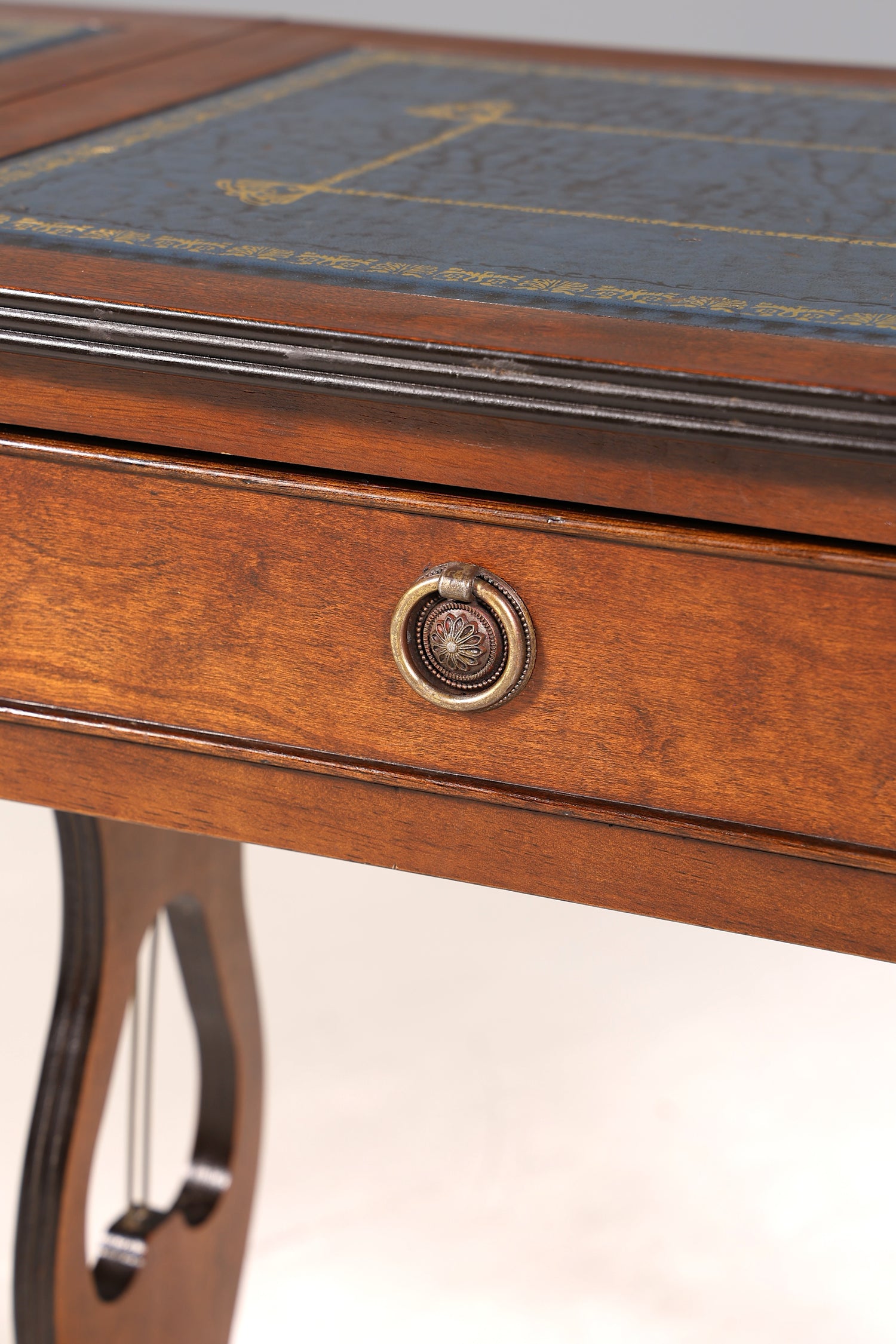 Wunderschöner Englischer Tisch Mahagoni Klapptisch Beistelltisch Englisch echt Leder Antik 60s Ablage