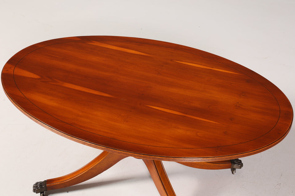 Stilvoller Englischer Tisch Eibe Couchtisch Ablagetisch ovaler Wohnzimmer Tisch