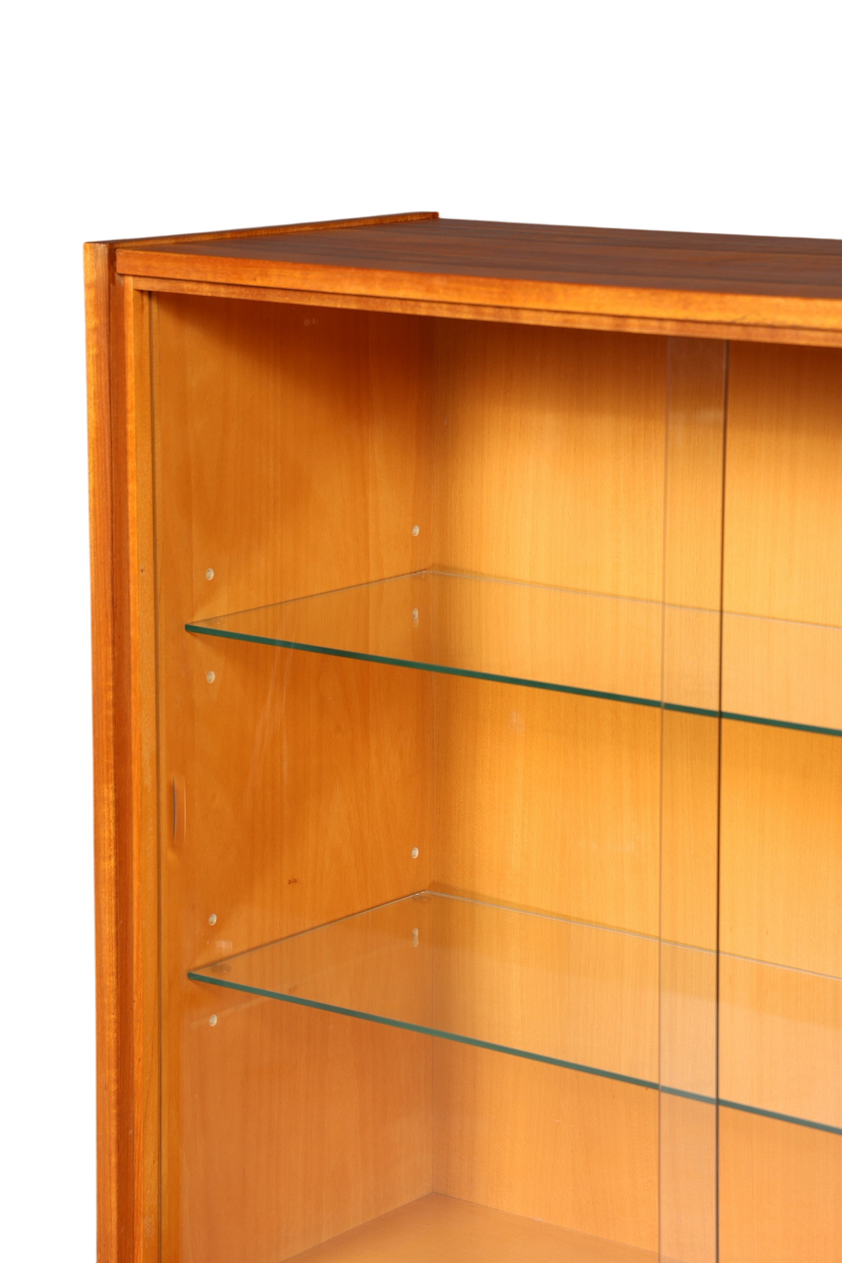 Hauptstadt Möblerei Mid Century Vitrine aus Holz mit Glasschiebetüren und Glasböden im Detail