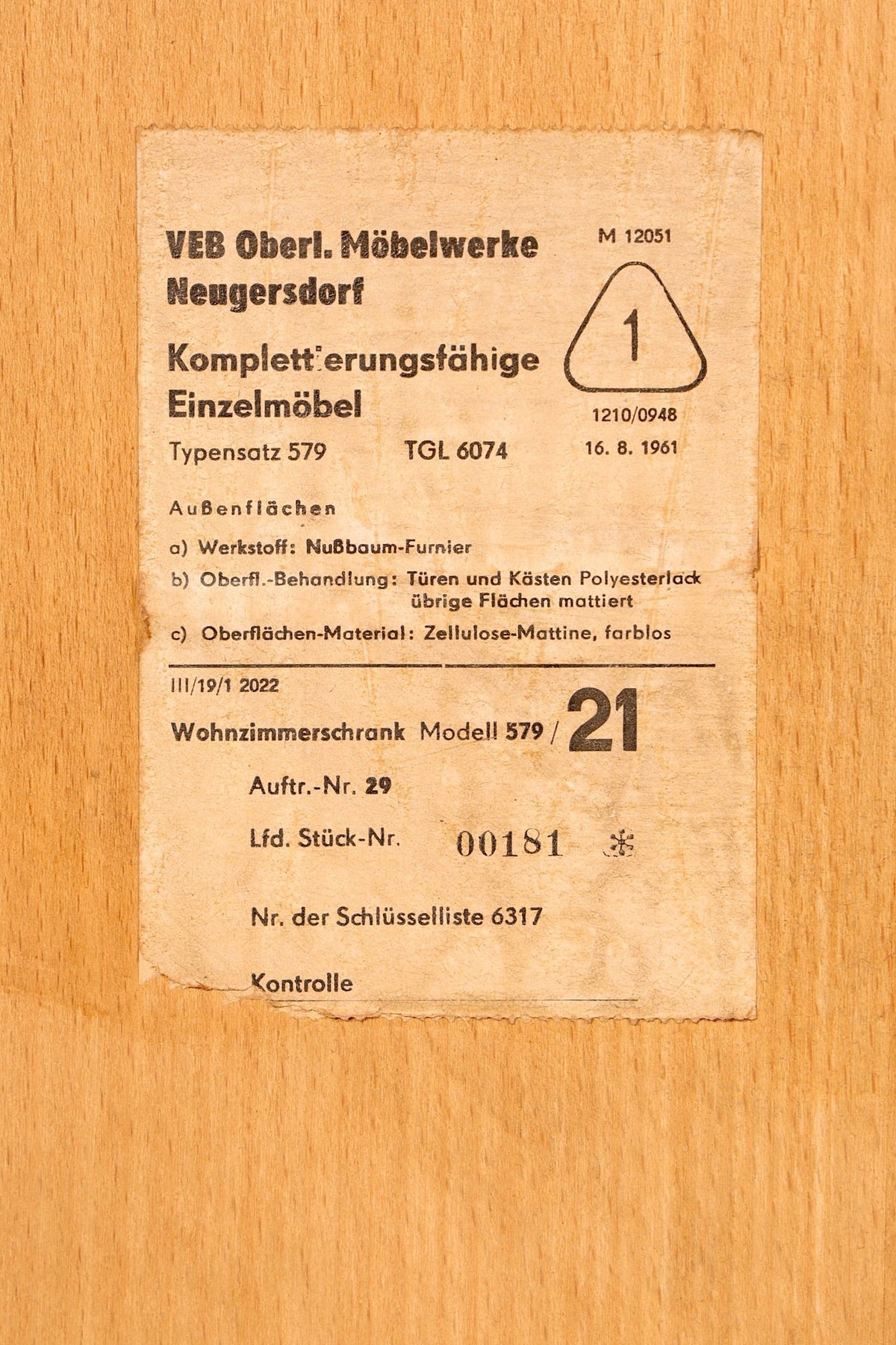 Originales Typenschild der Hauptstadt Möblerei Mid Century Vitrine aus Nussbaum-Furnier von 1961