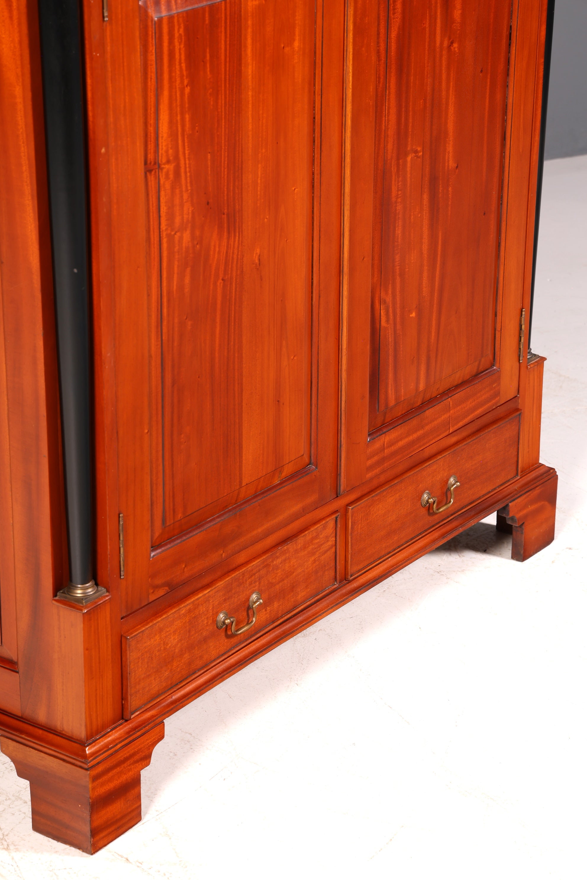Wunderschöner Biedermeier Kleiderschrank Mahagoni Antik Säulenschrank Dielenschrank Wäscheschrank Massivholz