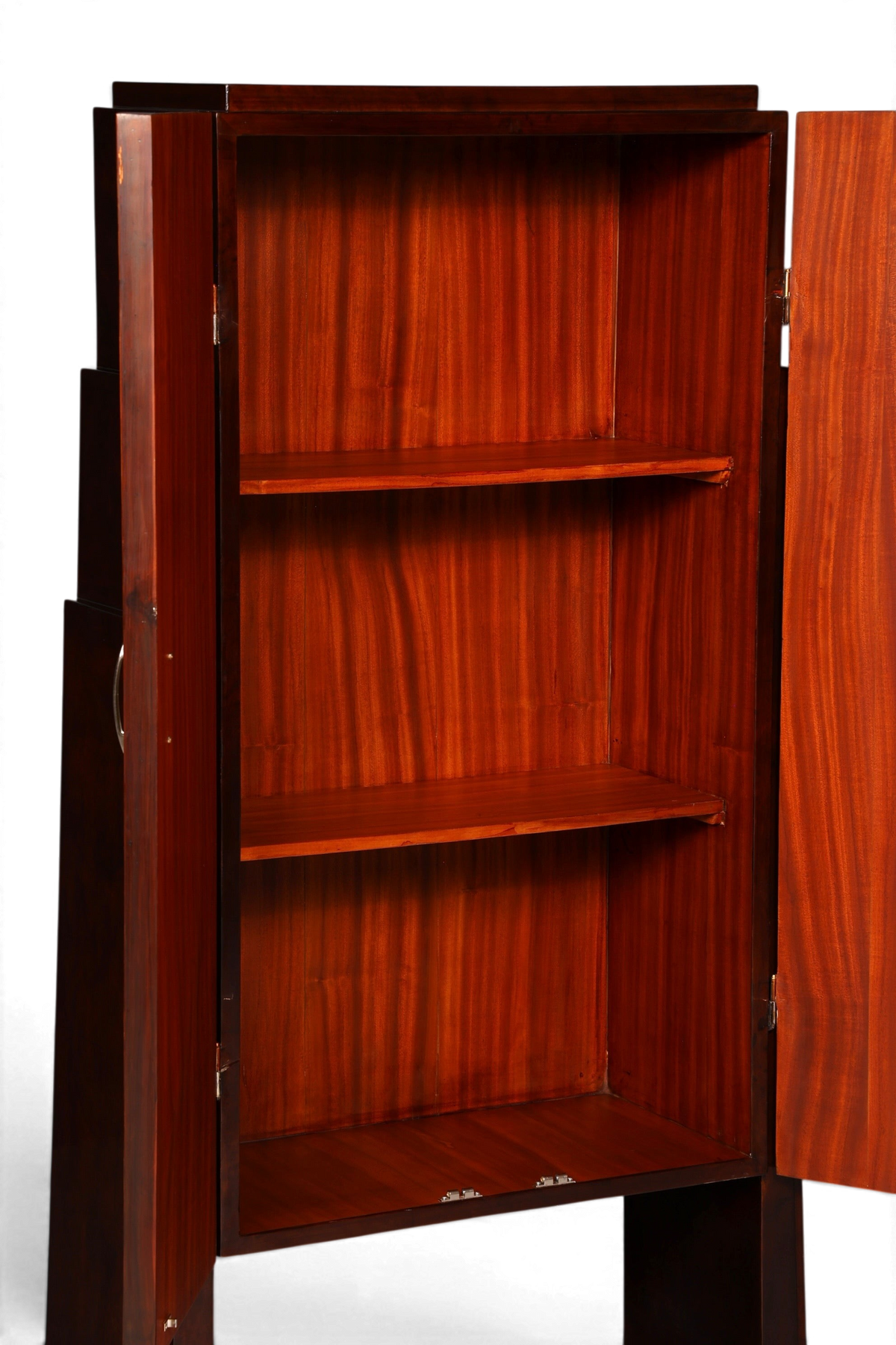 Hauptstadt Möblerei Art Deco Highboard Sun aus dunklem Echtholz mit sichtbaren Regalfächern im Innenraum