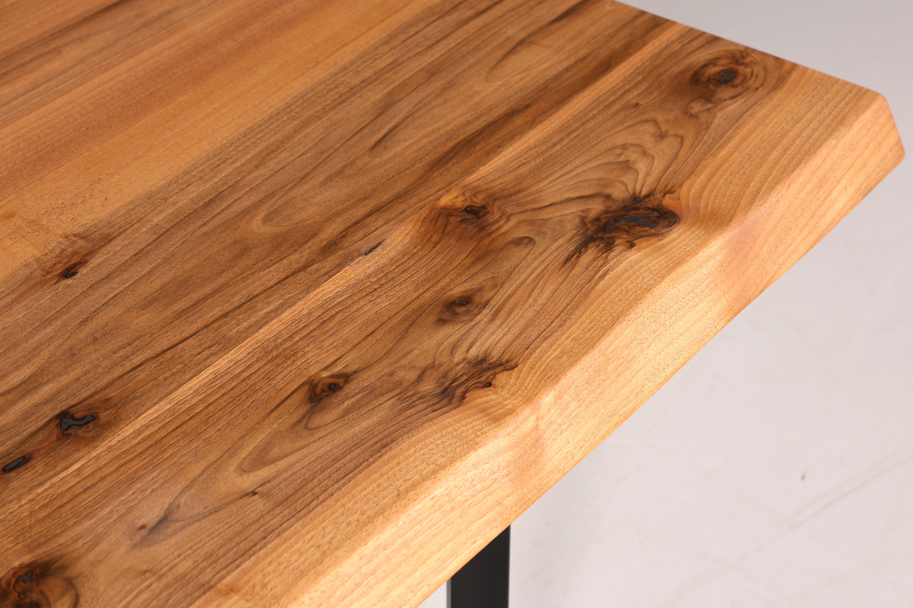 Edler Nussbaum Tisch 260cm-97cm Esszimmer Tisch Baumkanten Platte massiv Holz Küchentisch