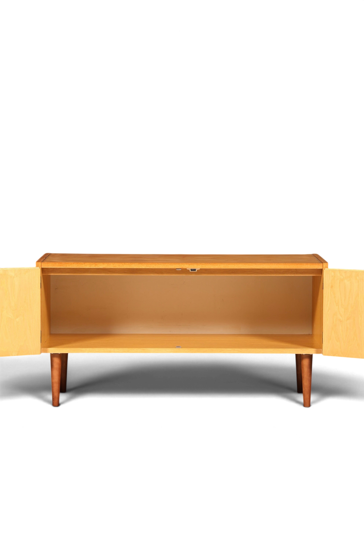 Hauptstadt Möblerei Hellerau Mid Century Kommode Modell 427 aus Holz mit geöffneten Türen und konischen Beinen