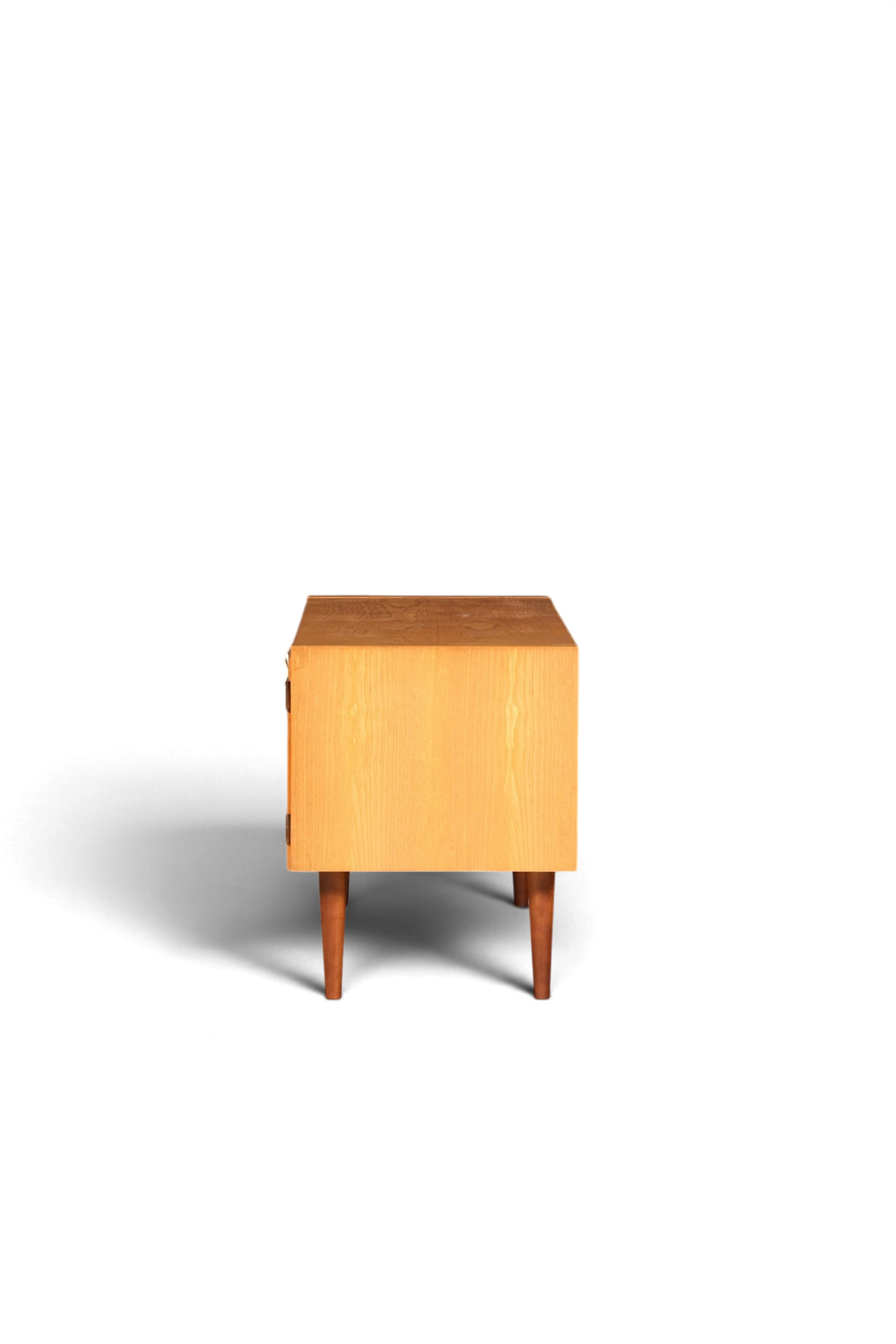 Hauptstadt Möblerei Hellerau Modell 427 Mid Century Kommode aus Holz in Seitenansicht