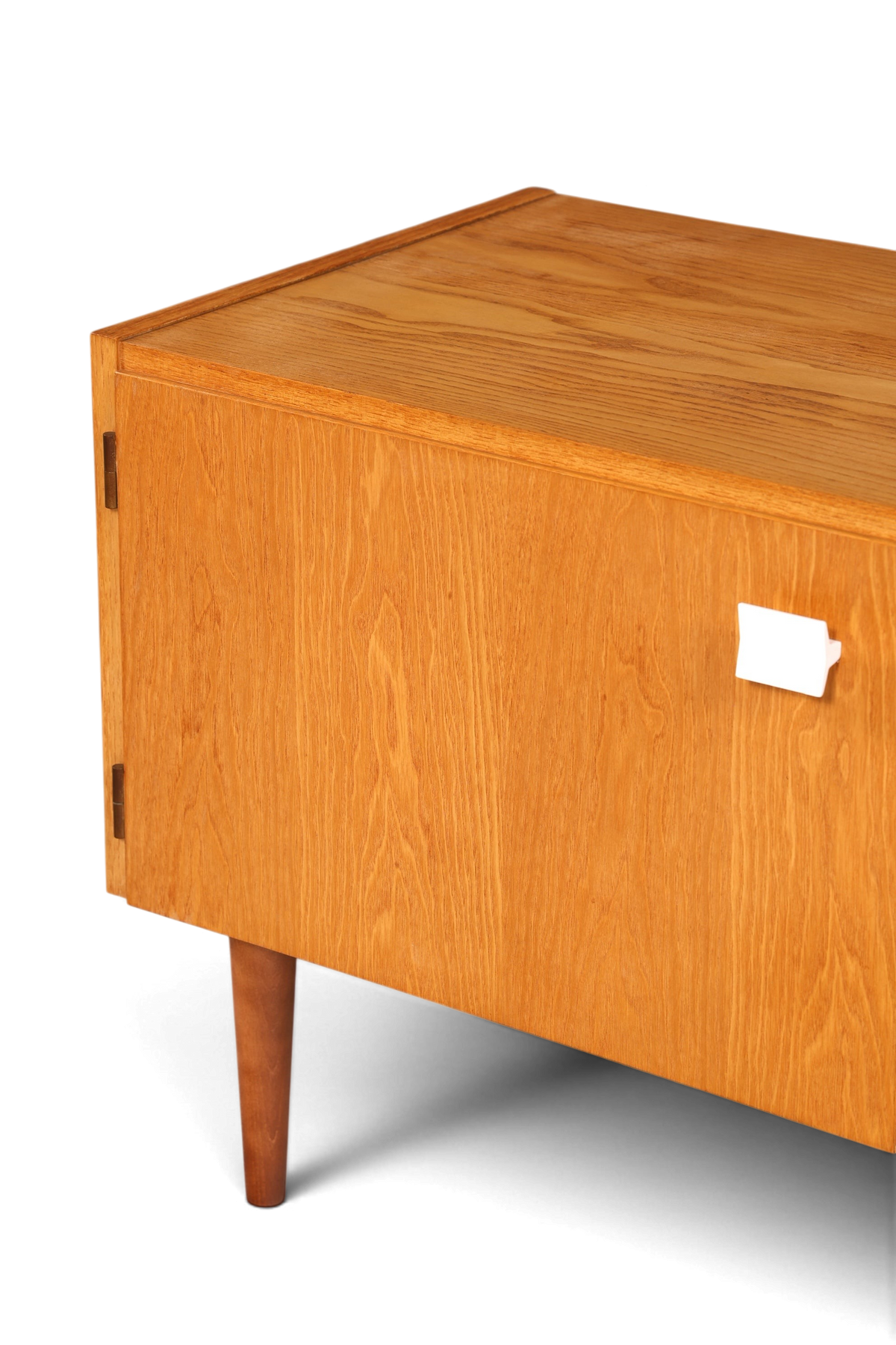 Hauptstadt Möblerei Hellerau Mid Century Kommode Modell 427 aus hellem Echtholz mit weißem Griff und konischen Beinen