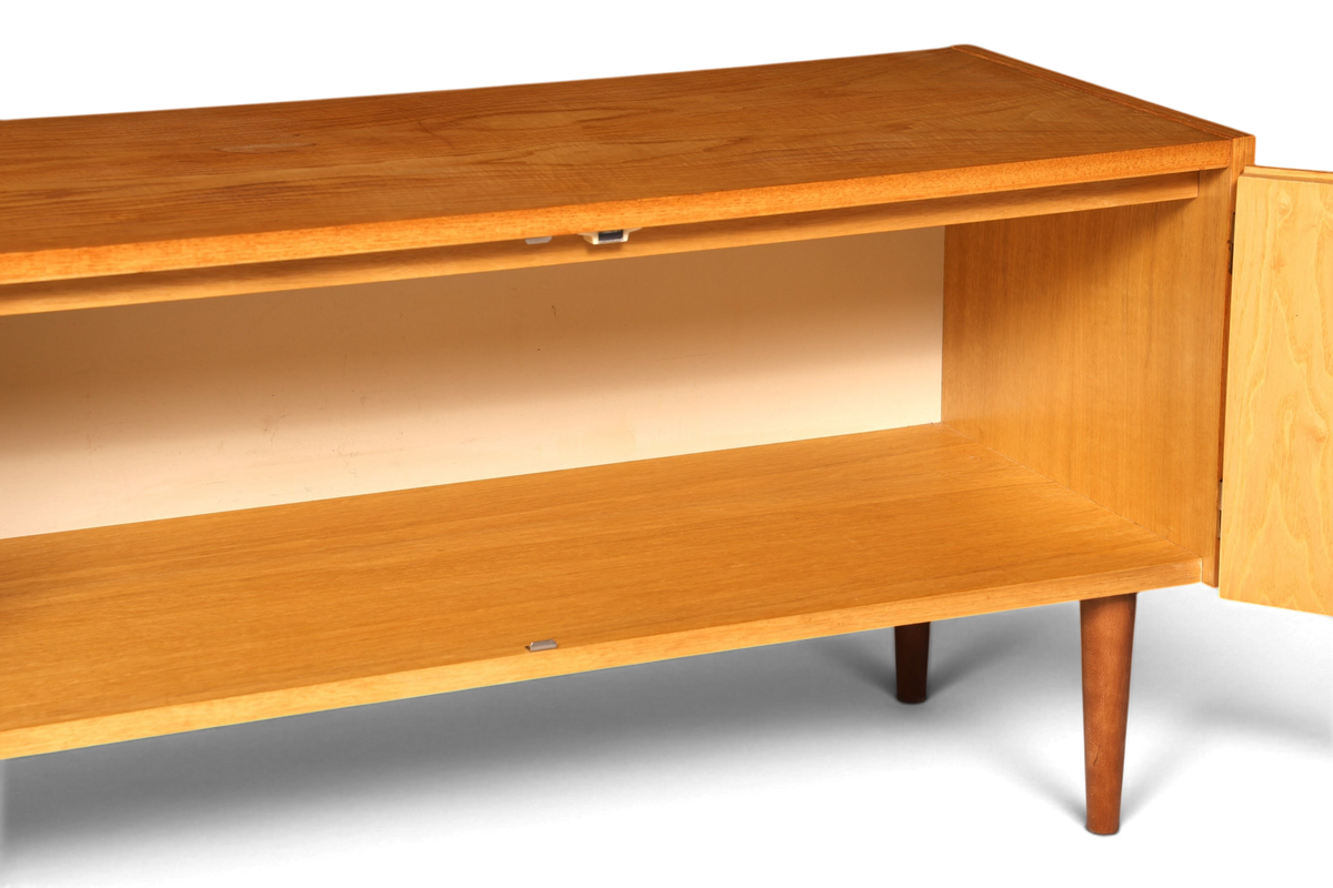 Hauptstadt Möblerei Hellerau Modell 427 Mid Century Kommode aus hellem Echtholz mit offenem Innenraum