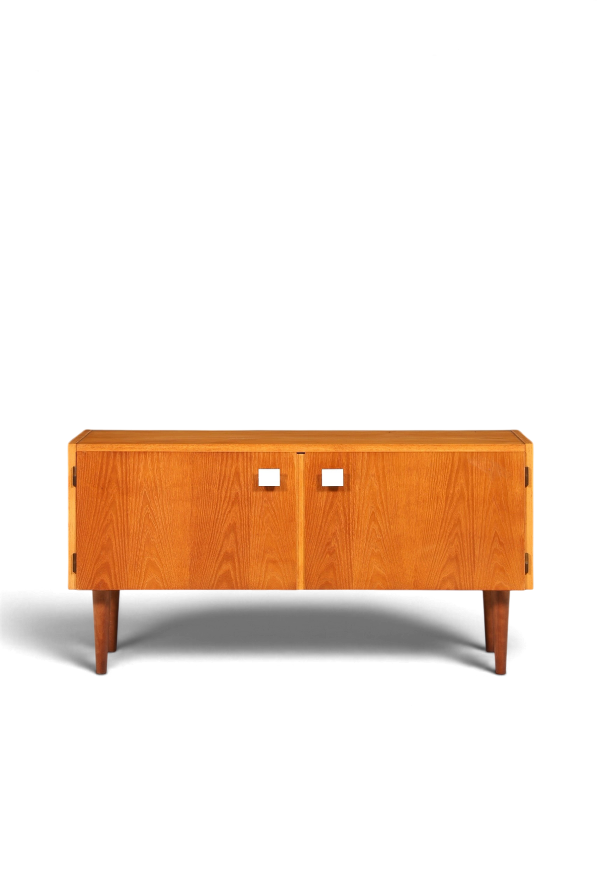 Hauptstadt Möblerei Hellerau Mid Century Kommode Modell 427 aus Holz mit zwei Türen und weißen Griffen