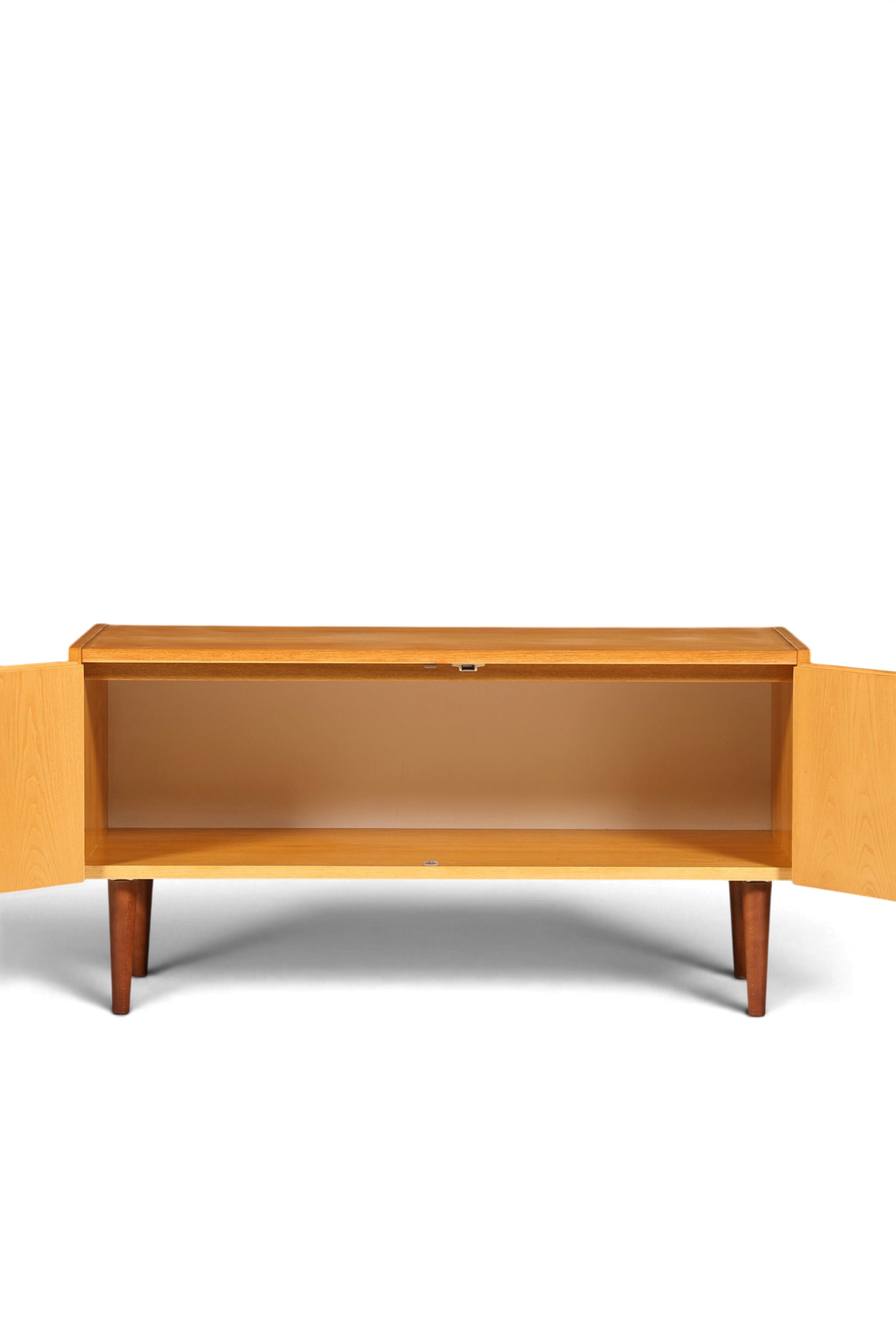 Hauptstadt Möblerei Hellerau Mid Century Kommode Modell 427 aus Holz mit geöffneten Türen vor grauem Hintergrund