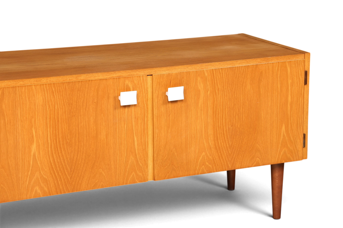Hauptstadt Möblerei Hellerau Modell 427 Mid Century Sideboard aus hellem Echtholz mit weißen Griffen