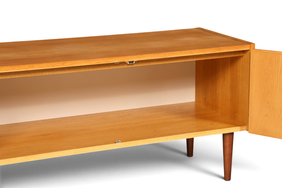 Hauptstadt Möblerei Hellerau Modell 427 Mid Century Sideboard aus Holz mit offener Tür und Einlegeboden