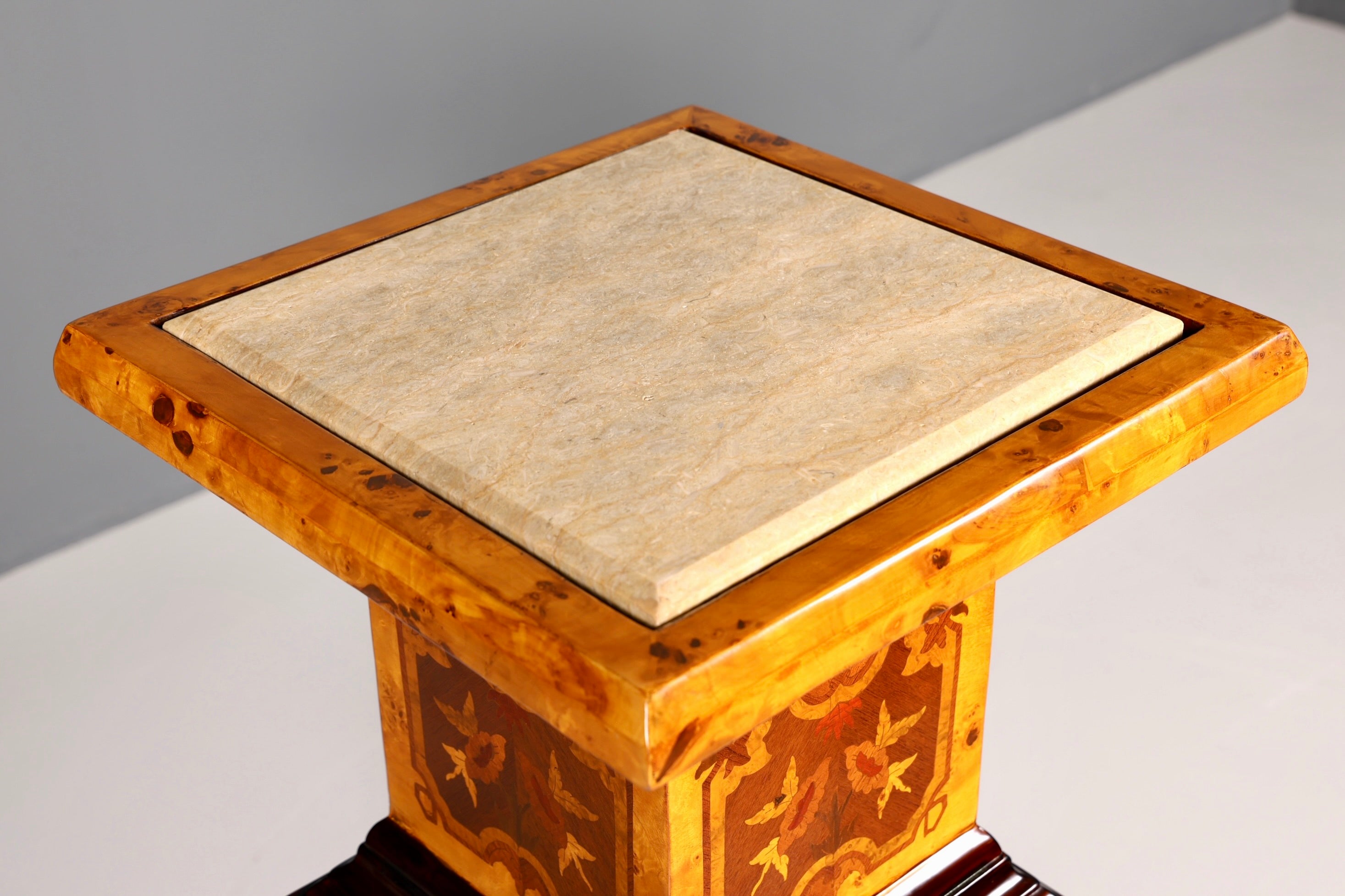 Traumhafte Barock Stil Säule Louis XV Blumensäule Naturstein Marmor Ablage Tisch